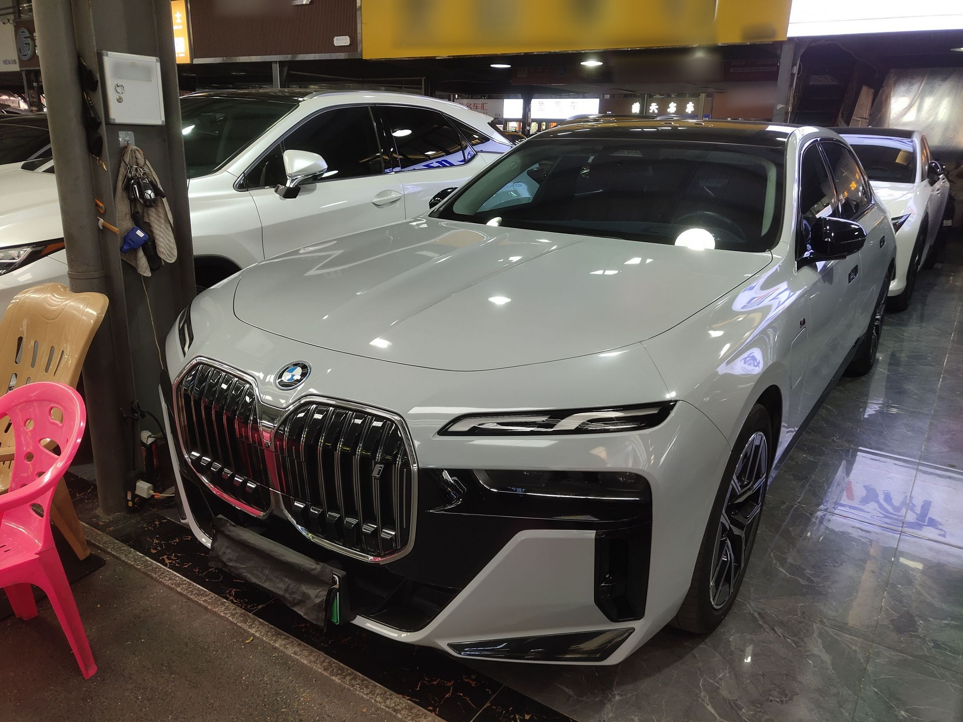 Под передней частью автомобиля