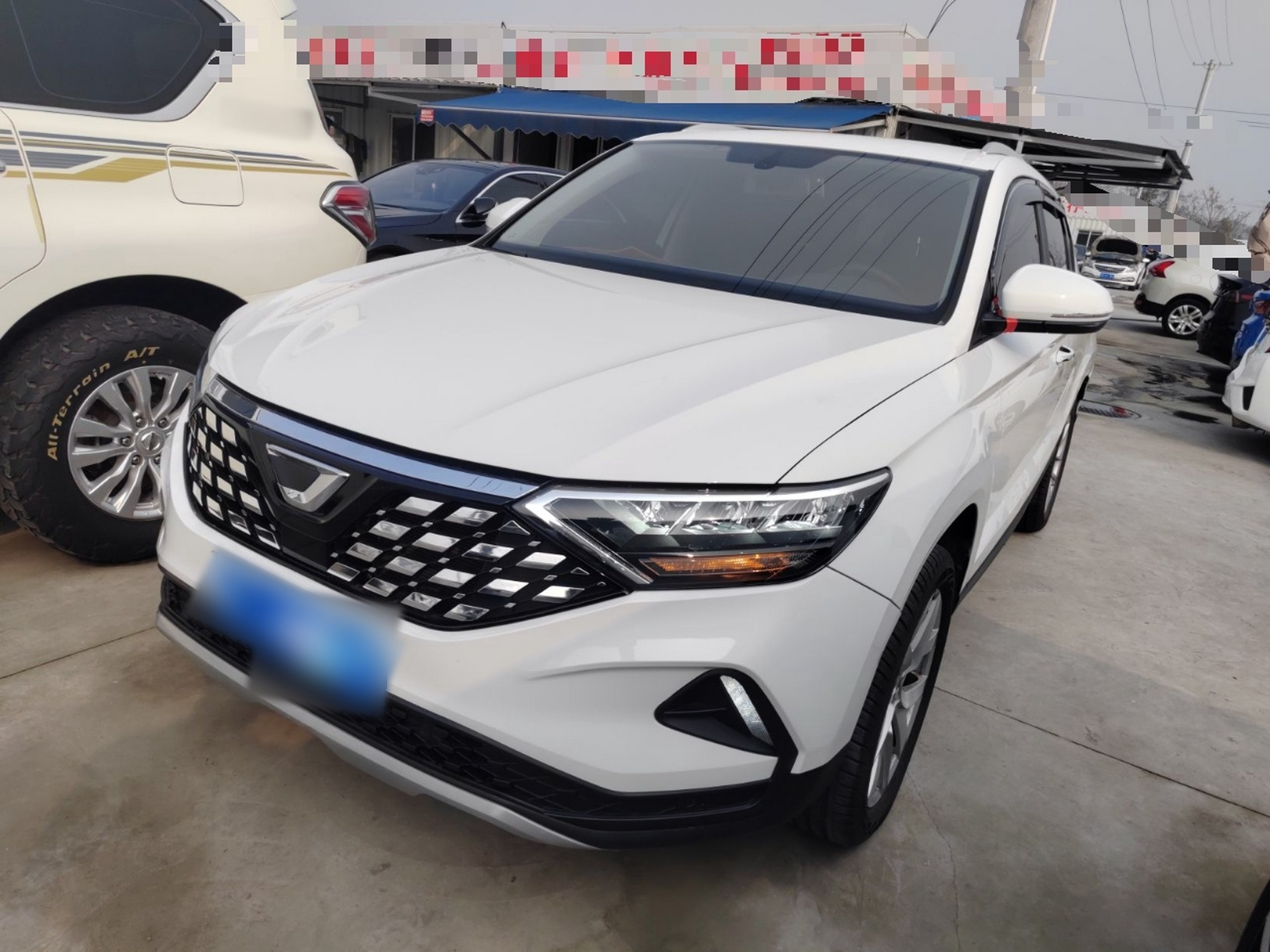 تحت مقدمة السيارة