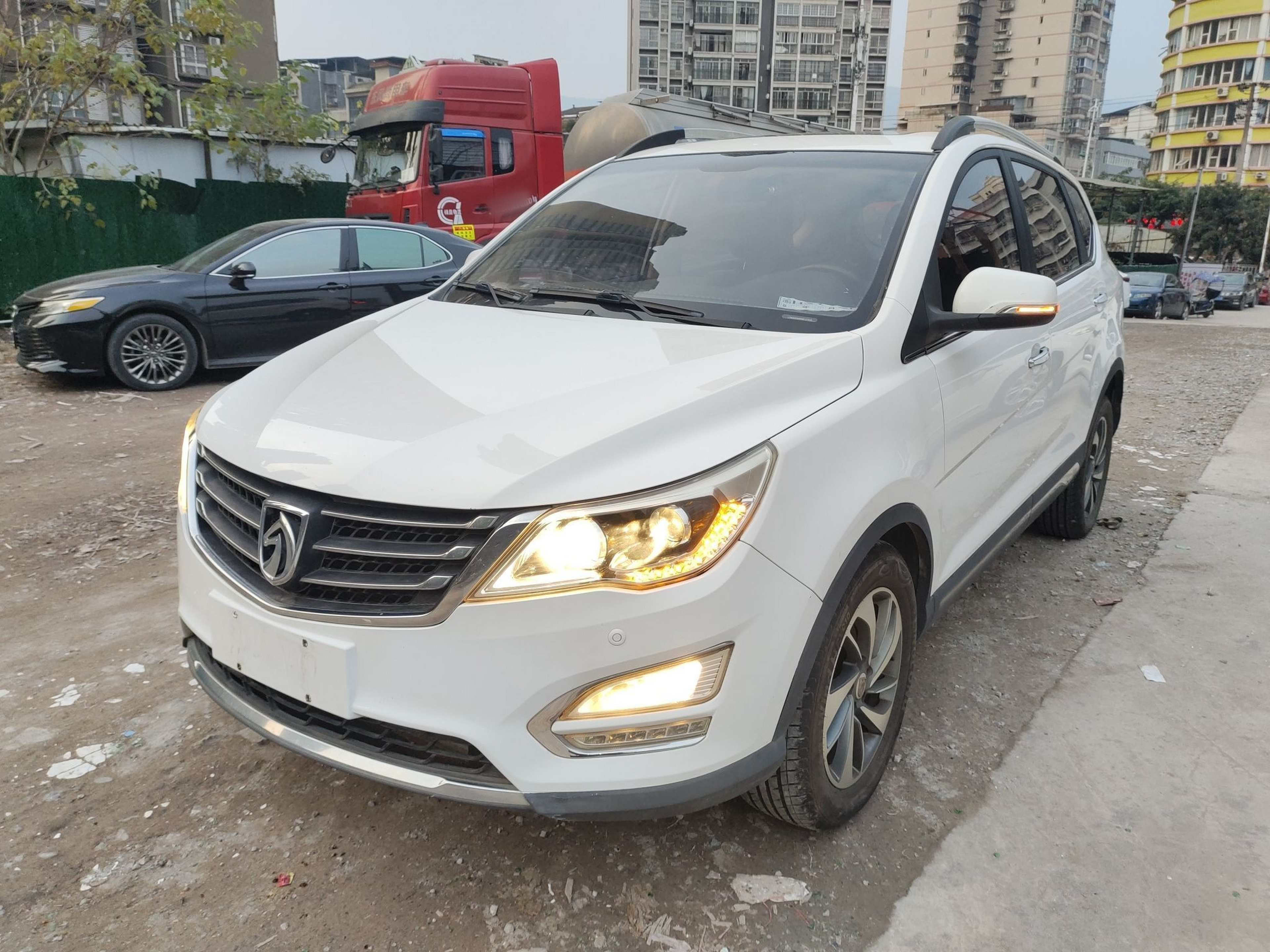 Под передней частью автомобиля