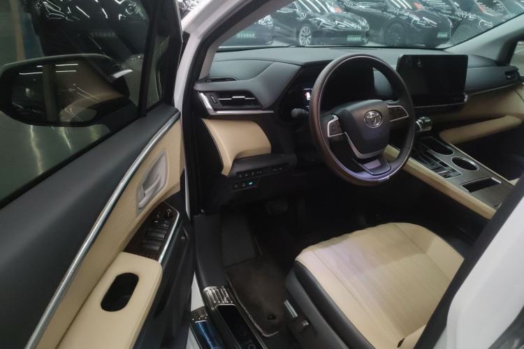 Used Toyota Sienna 2023 2.5L Hybrid Comfort Edition
