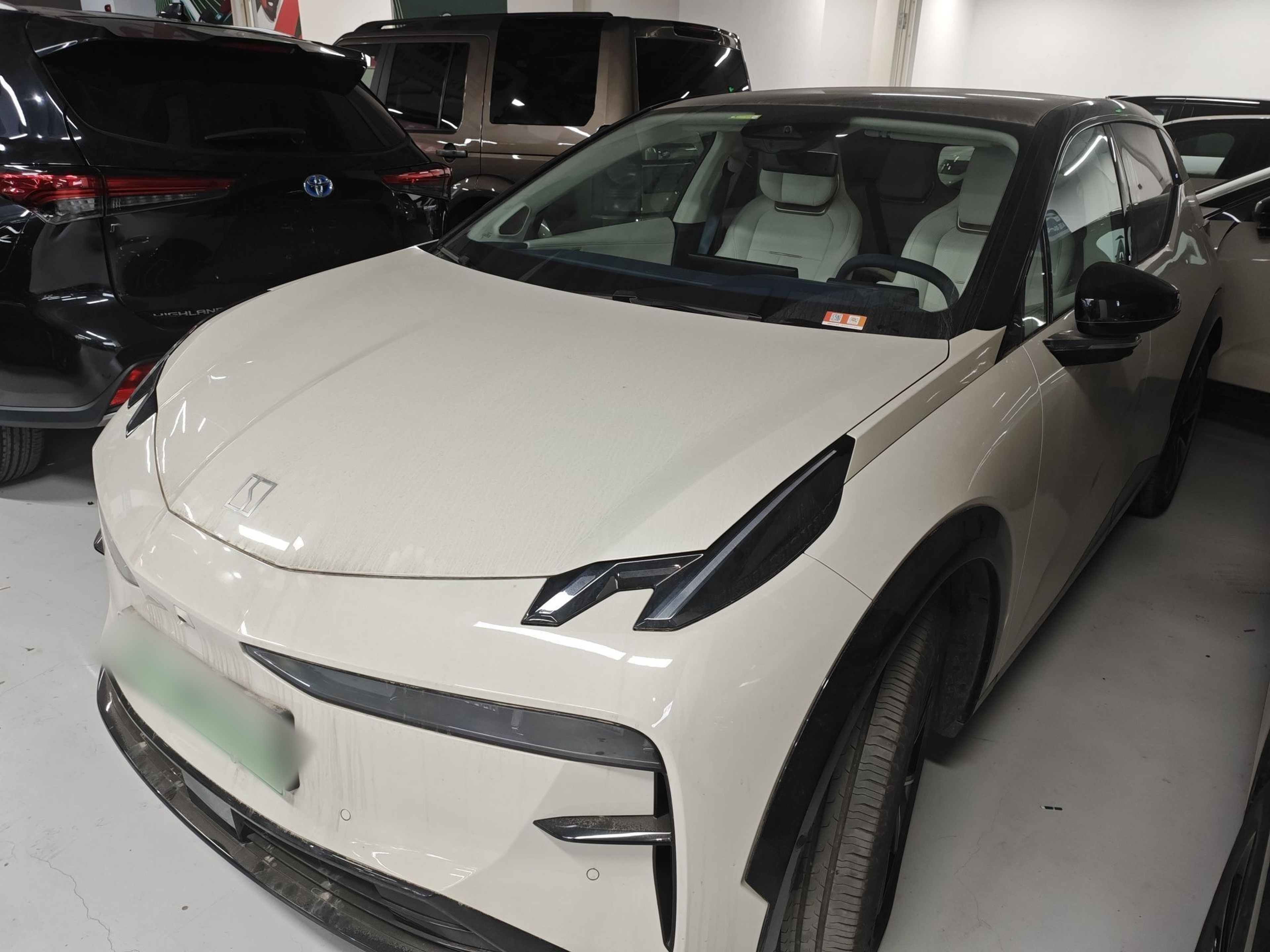 تحت مقدمة السيارة