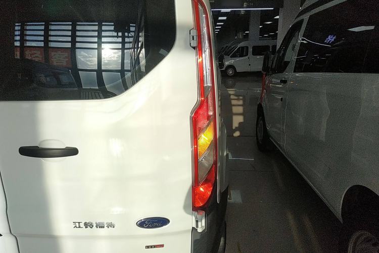 Used Ford Transit 2019 2.0T Diesel Multi-Purpose Commercial Vehicle Mid-Drive Mid-Roof 6-Seater China VI Standard
