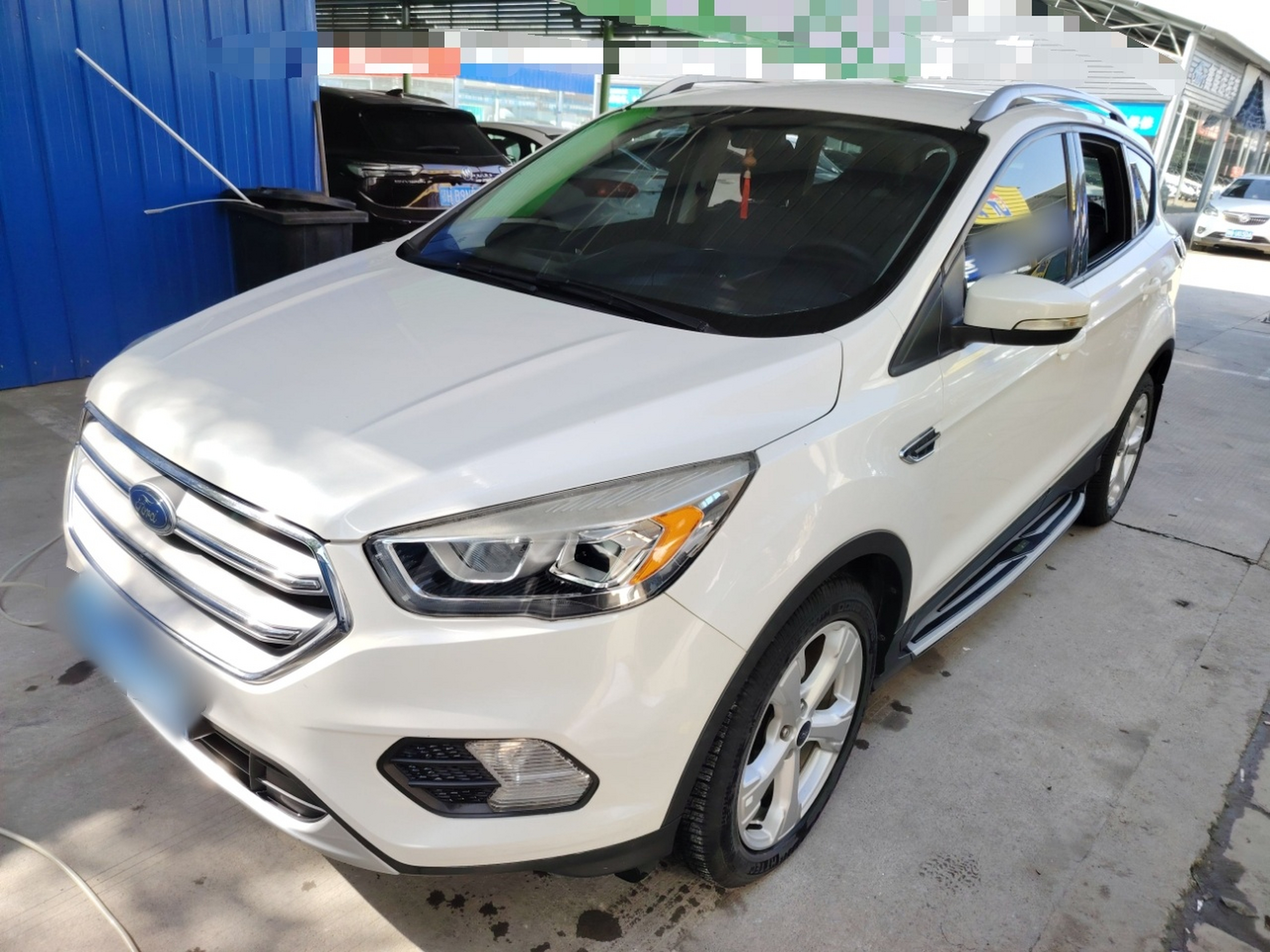 تحت مقدمة السيارة