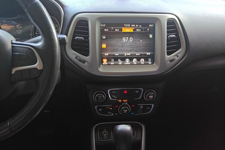 Used  Compass 2017 200T Automatic Family Edition
