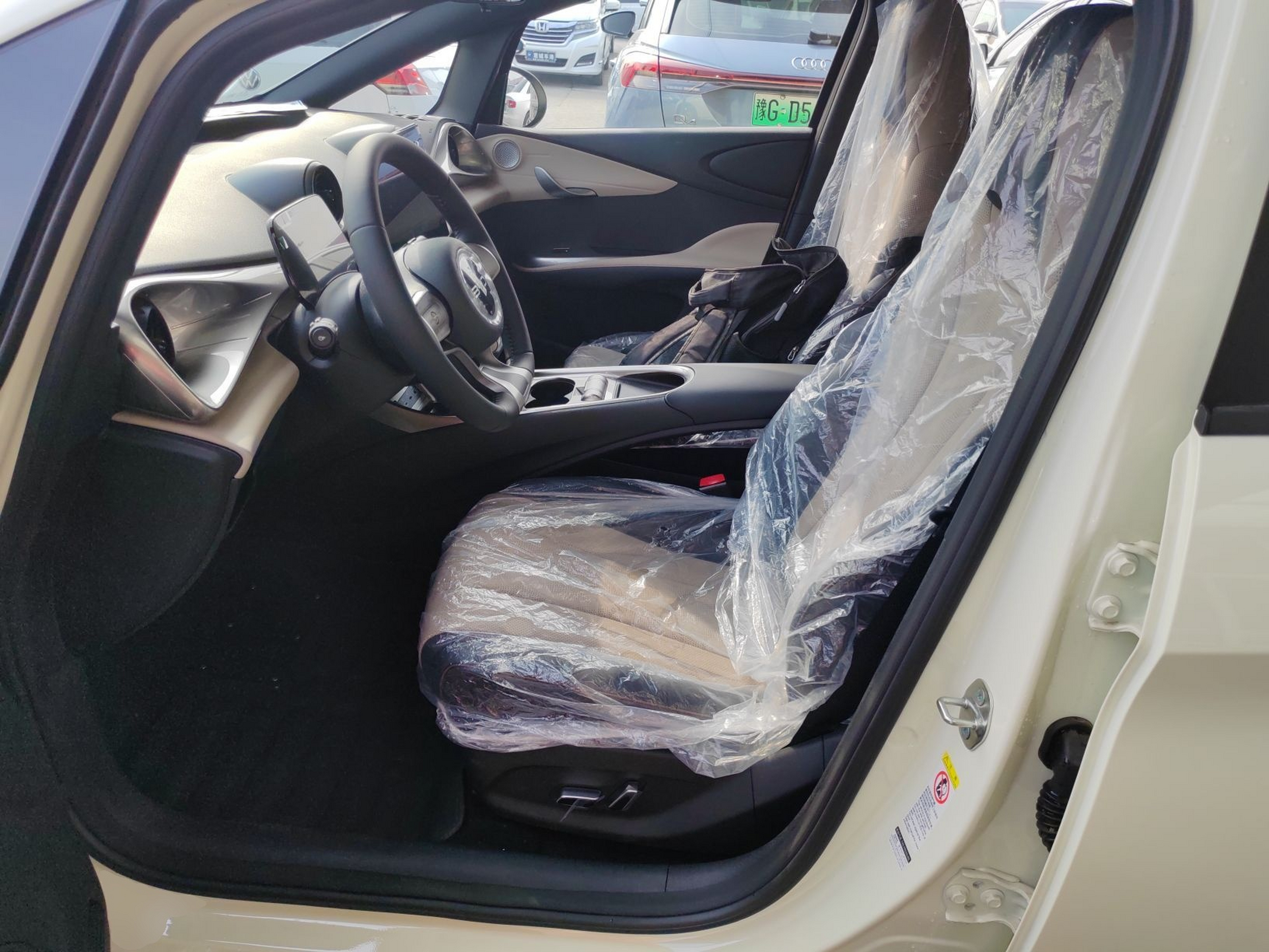 المقاعد الأمامية داخل السيارة