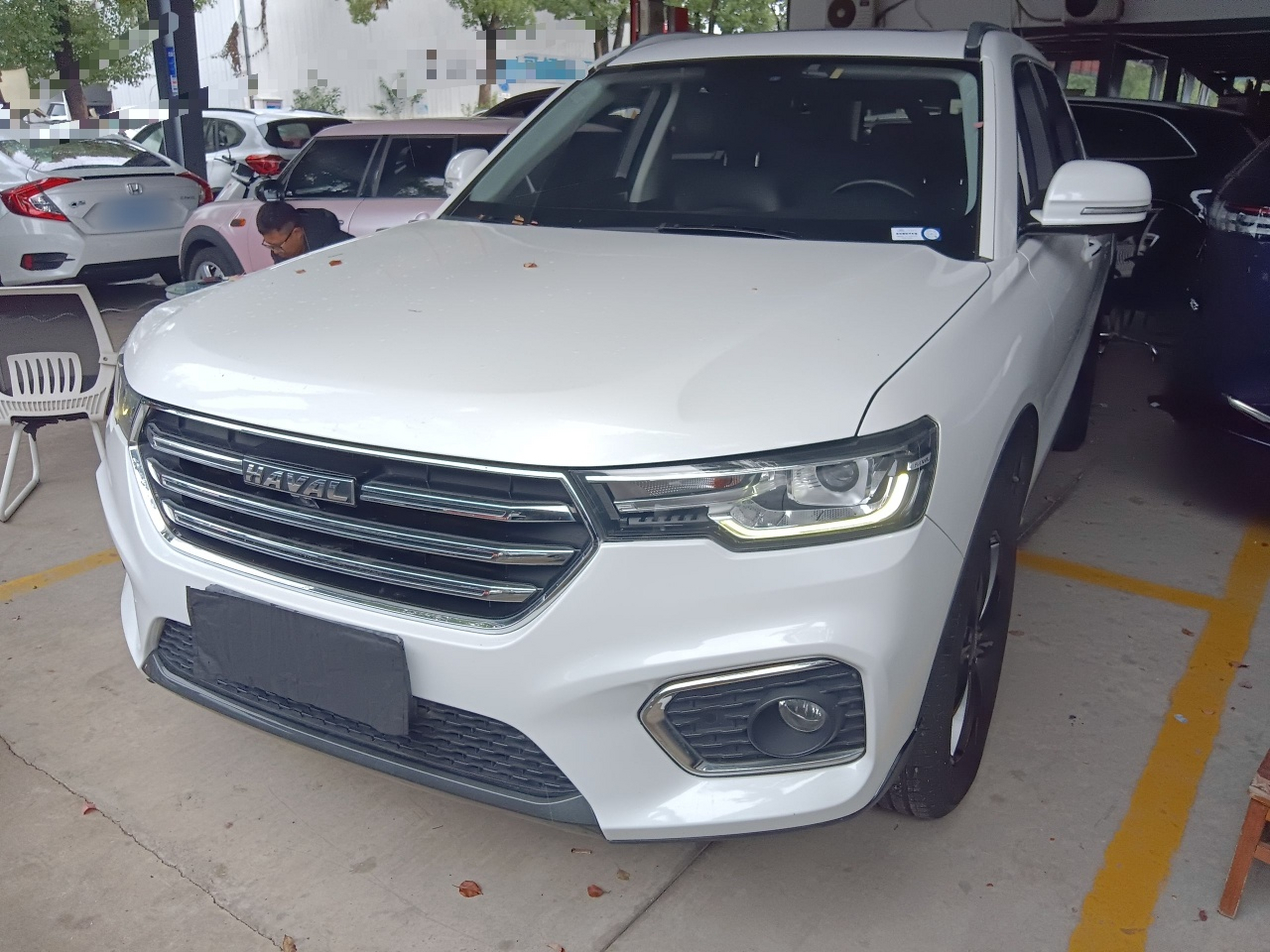 Под передней частью автомобиля