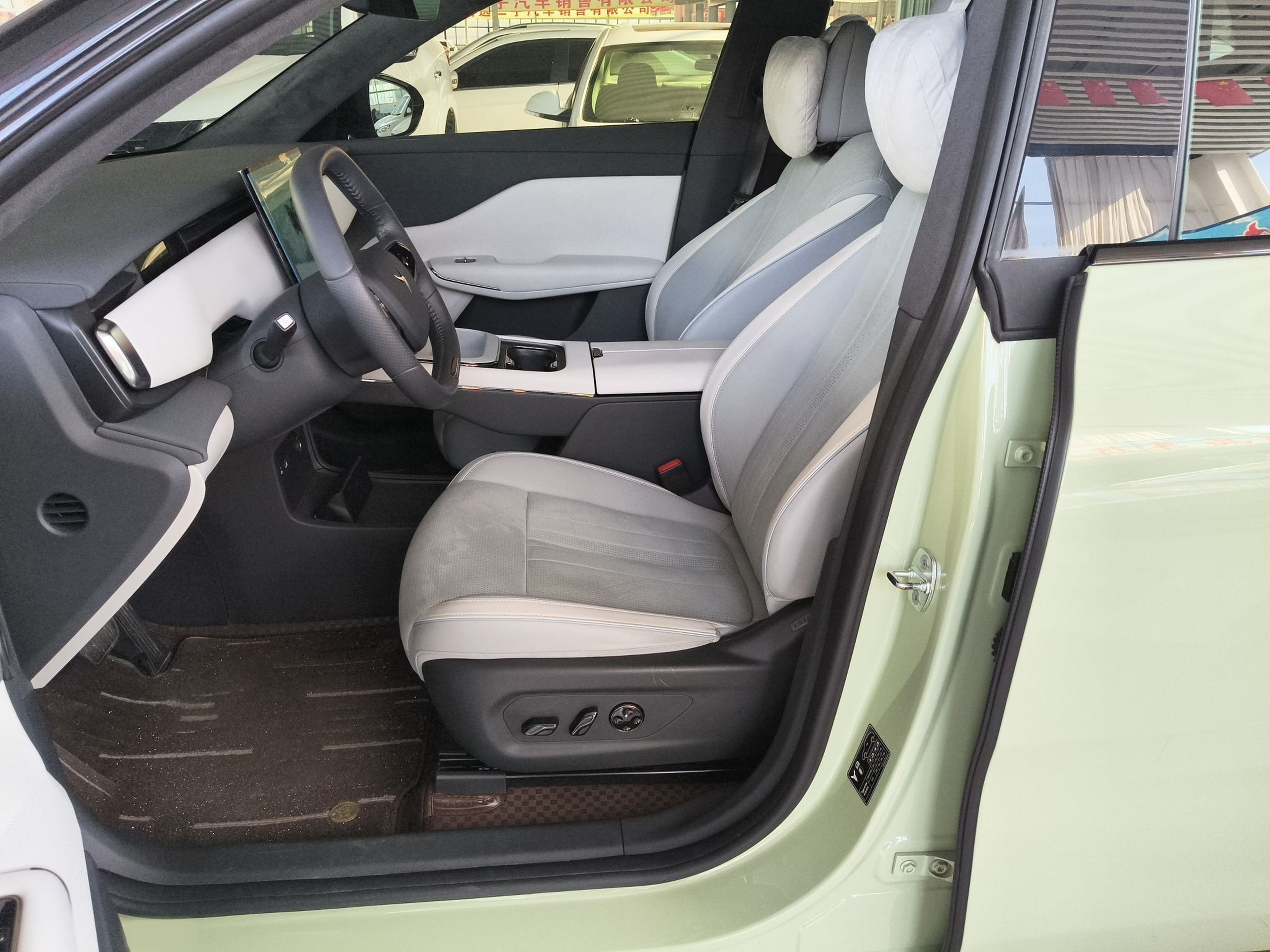 Переднее сиденье в автомобиле