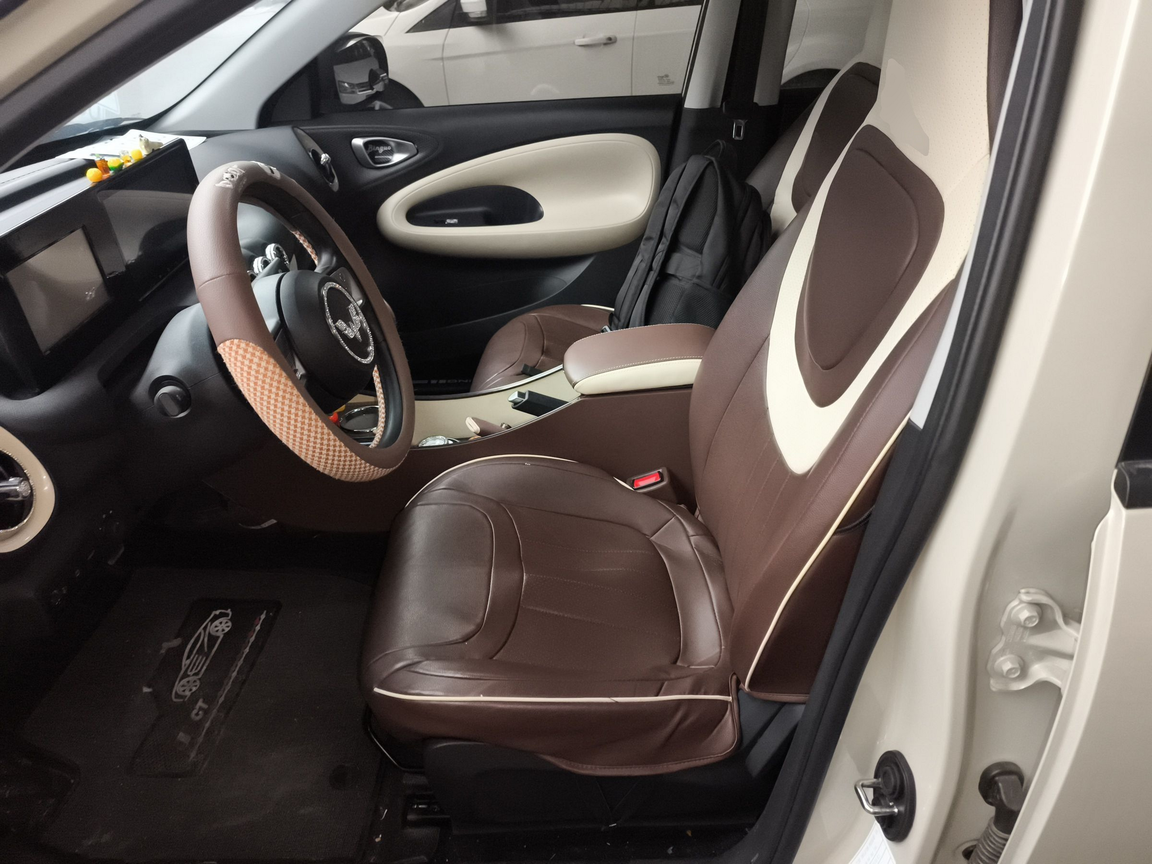 Переднее сиденье в автомобиле