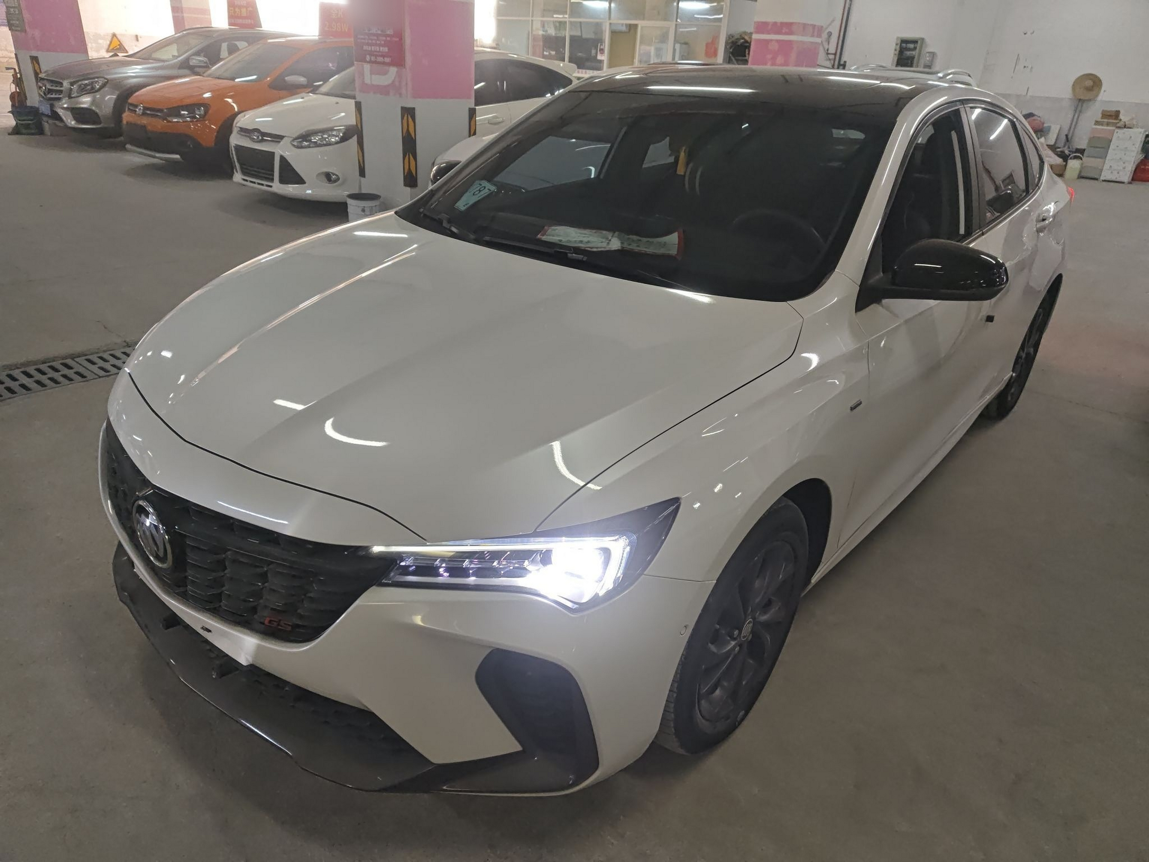 Под передней частью автомобиля