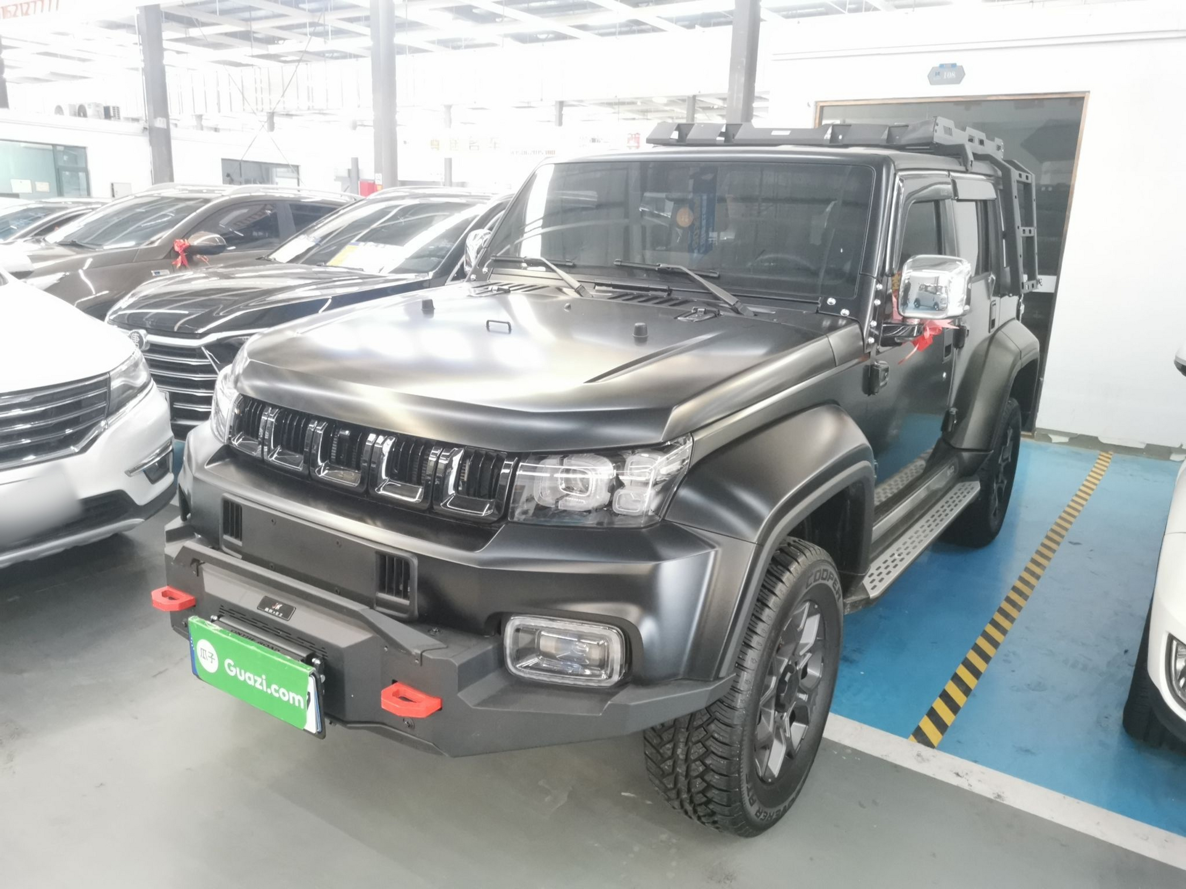 تحت مقدمة السيارة