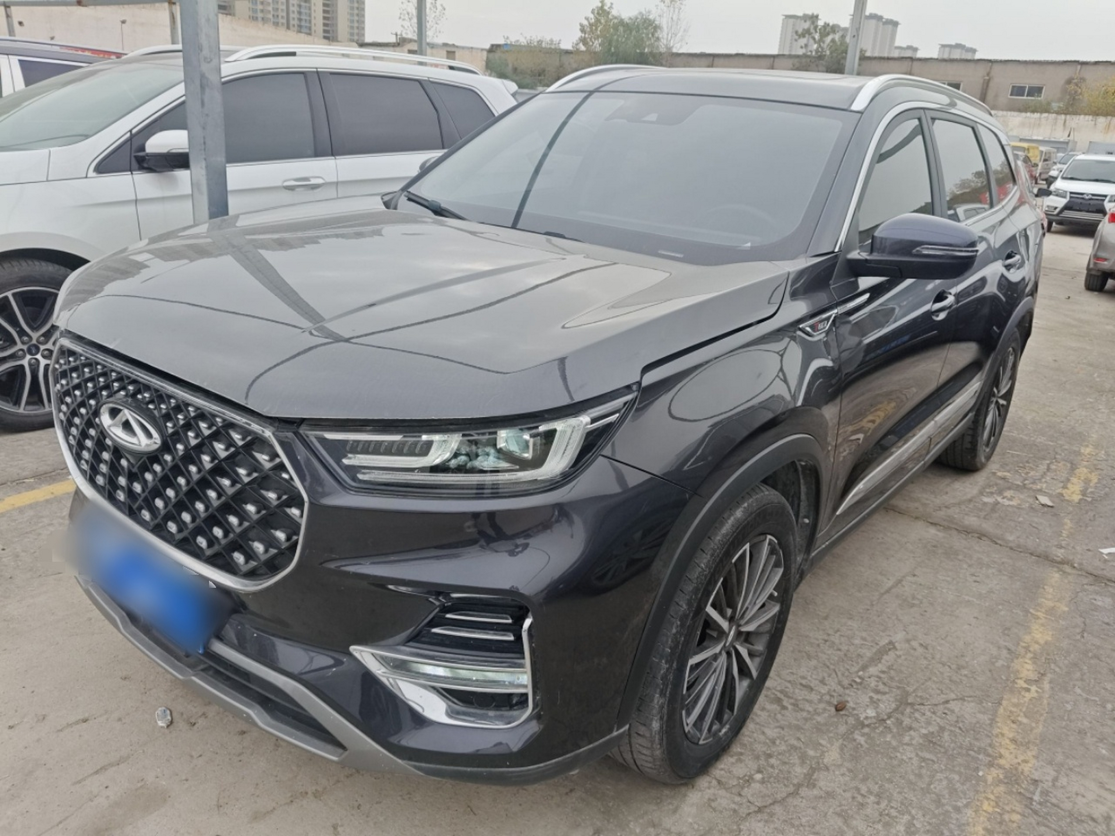 Под передней частью автомобиля