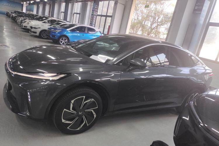 Used  R7 2023 Rear-Drive Screen King Pro Edition
