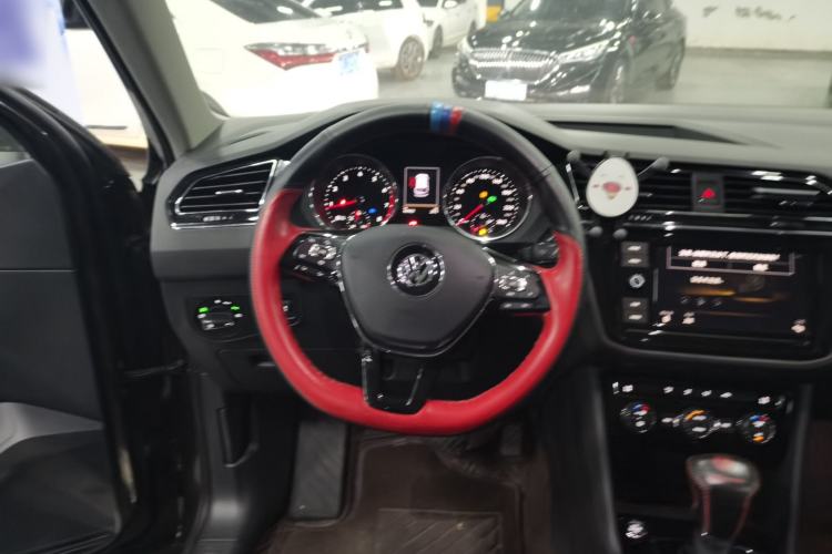 Used Volkswagen Tiguan L 2019 330TSI Automatic Two-Wheel Drive Panoramic Comfort Edition China VI Standard

