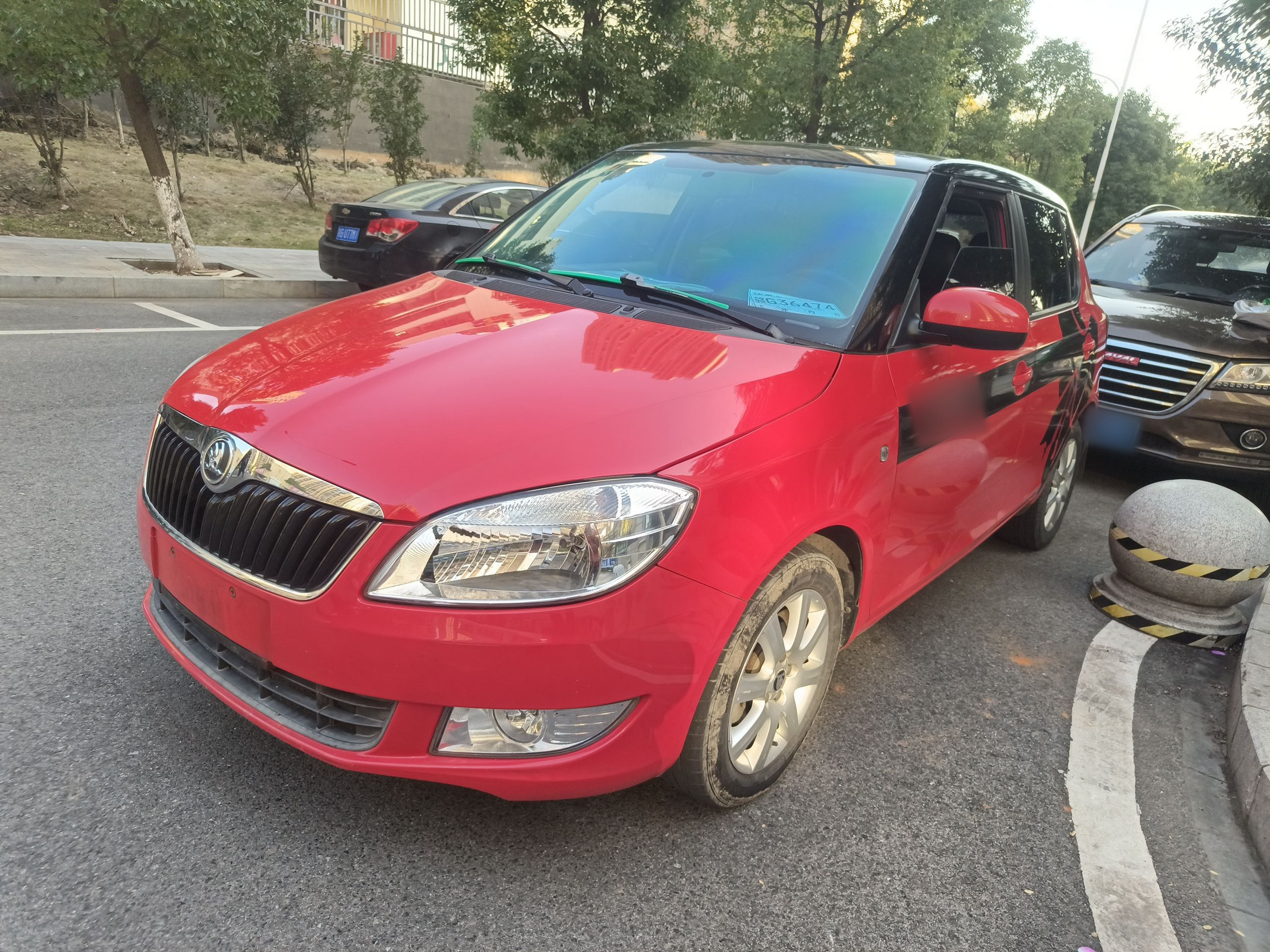 تحت مقدمة السيارة