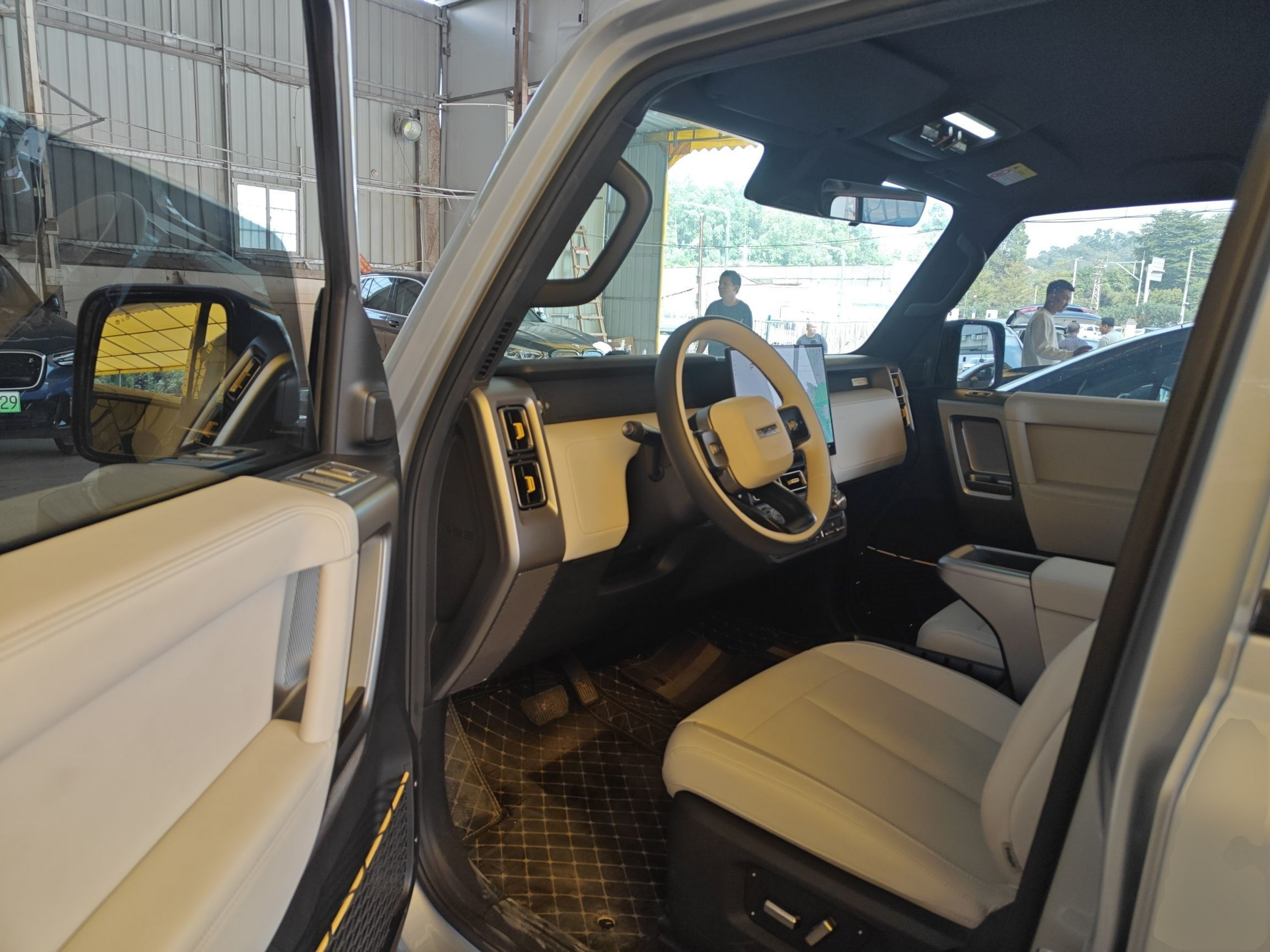 المقاعد الأمامية داخل السيارة