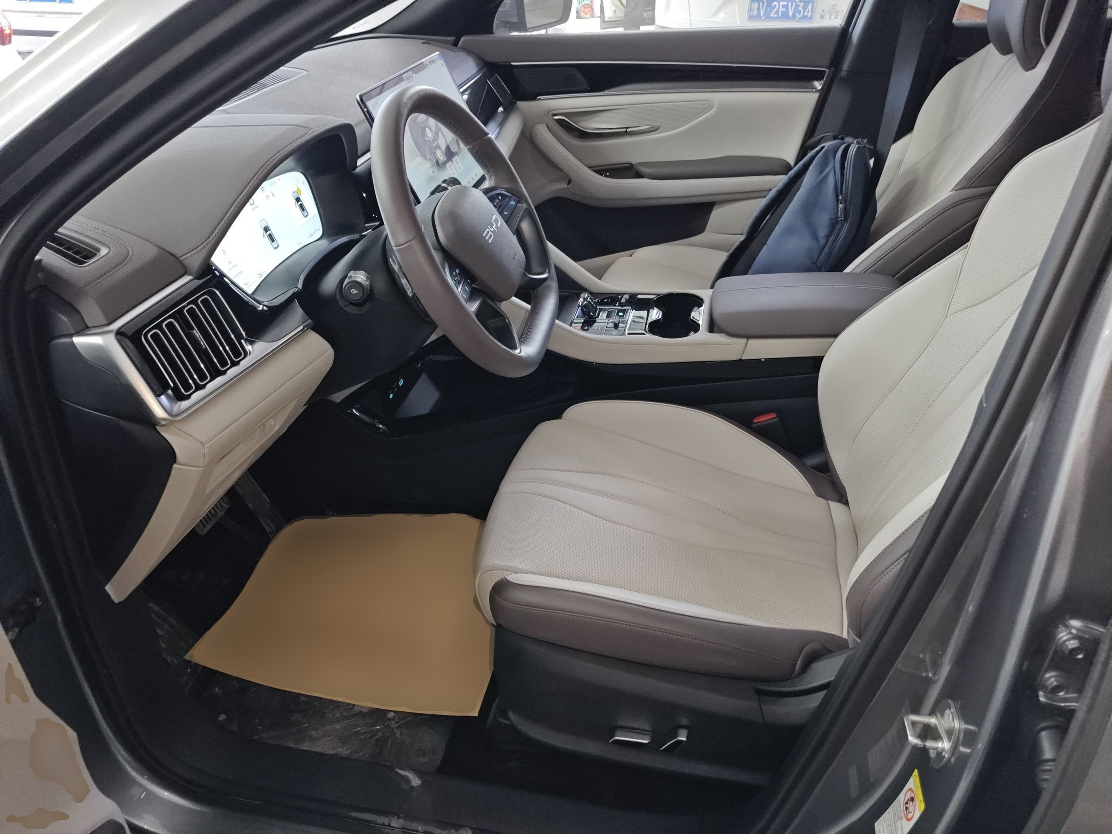 المقاعد الأمامية داخل السيارة