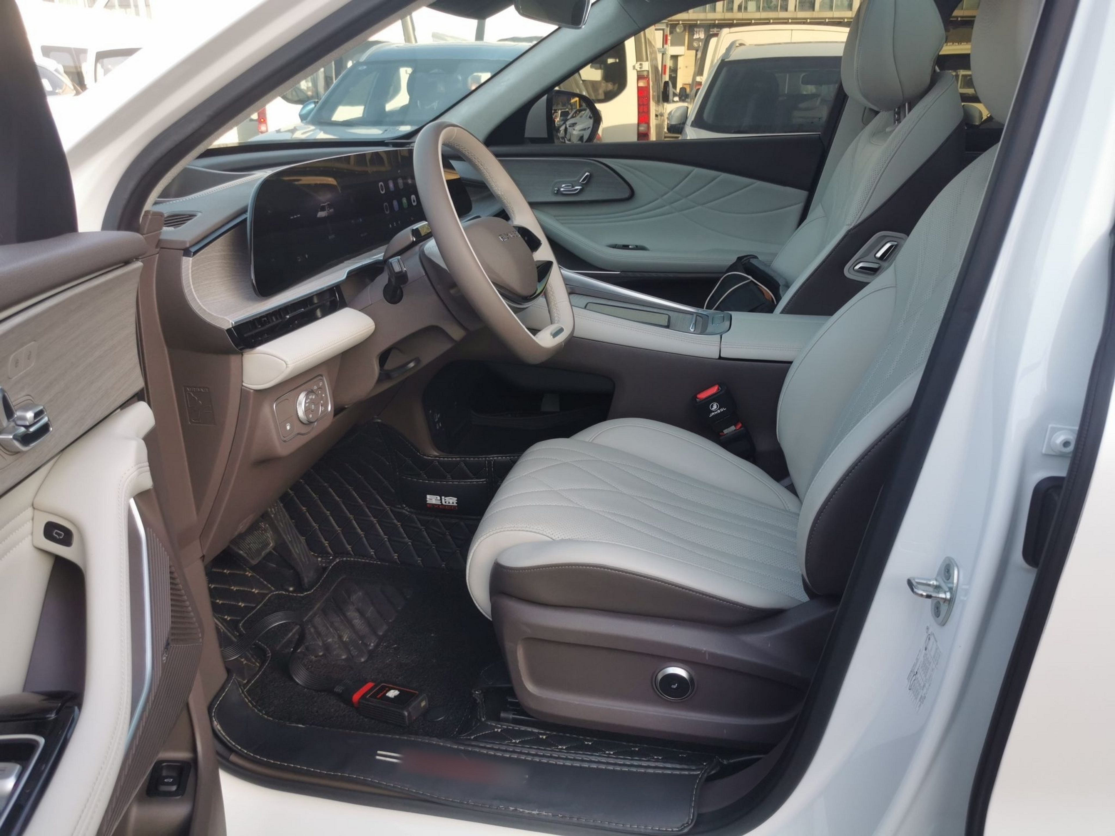 المقاعد الأمامية داخل السيارة