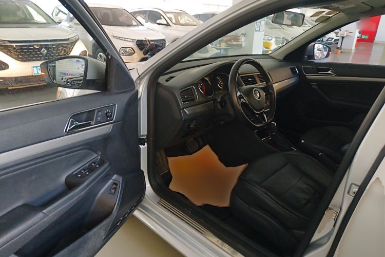 Used Volkswagen Lavida 2015 1.6L Automatic Comfort Edition
