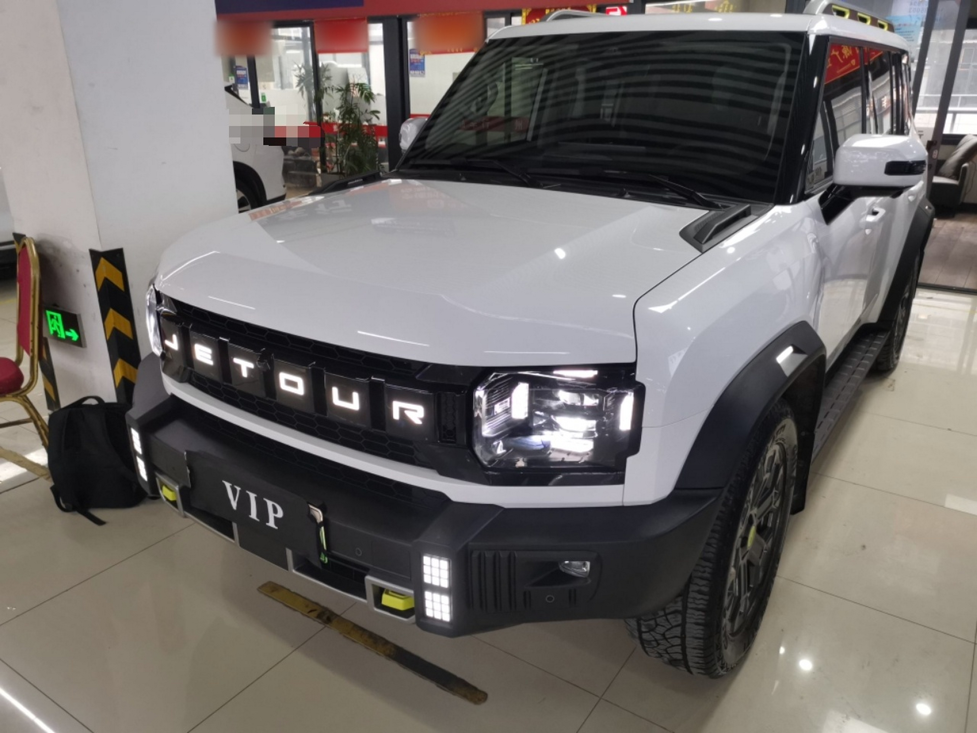 تحت مقدمة السيارة