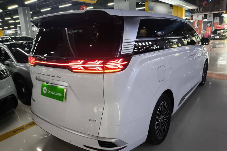 Used Denza D9 2022 DM-i 1040 Prestige Model
