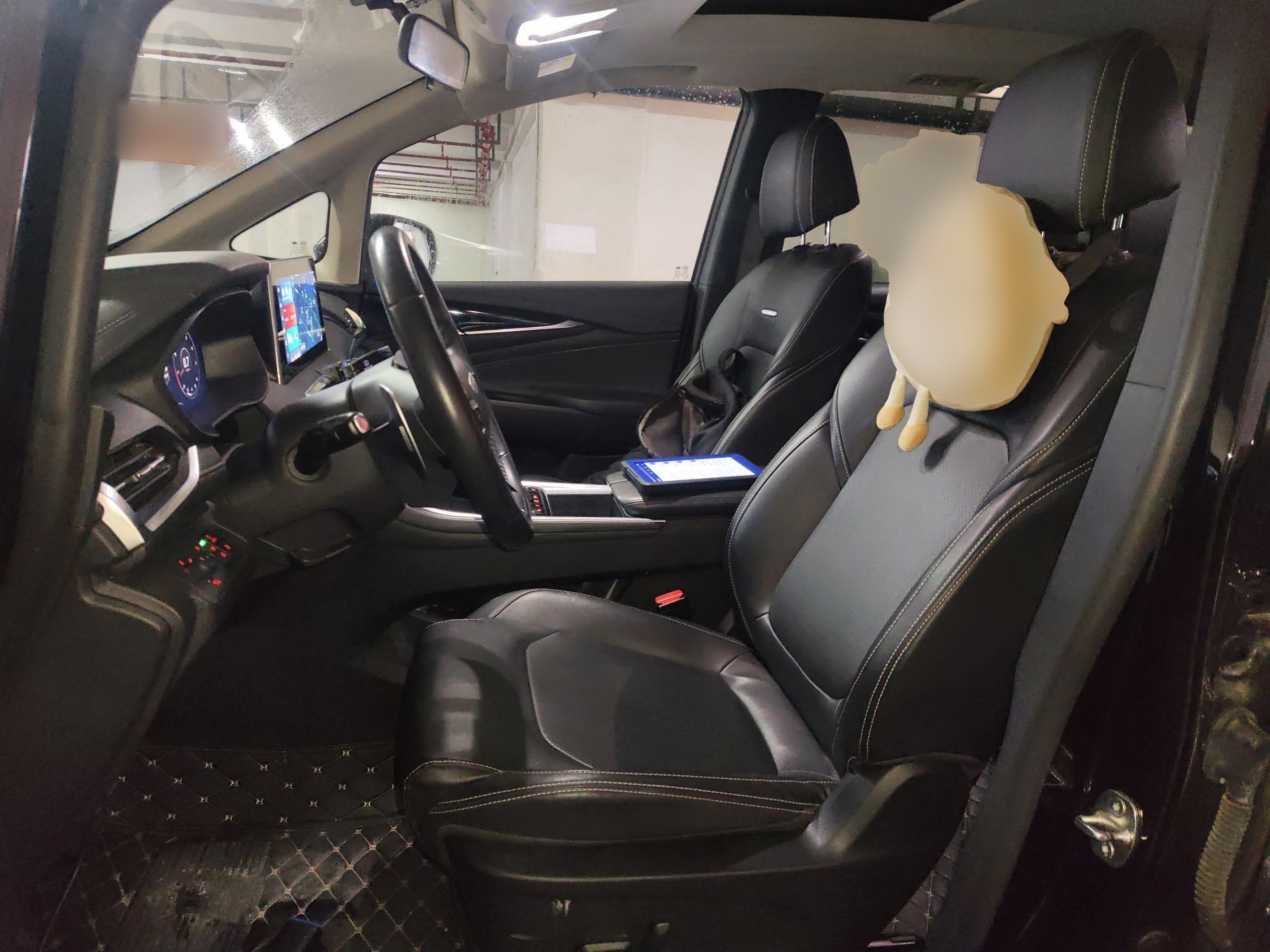 المقاعد الأمامية داخل السيارة