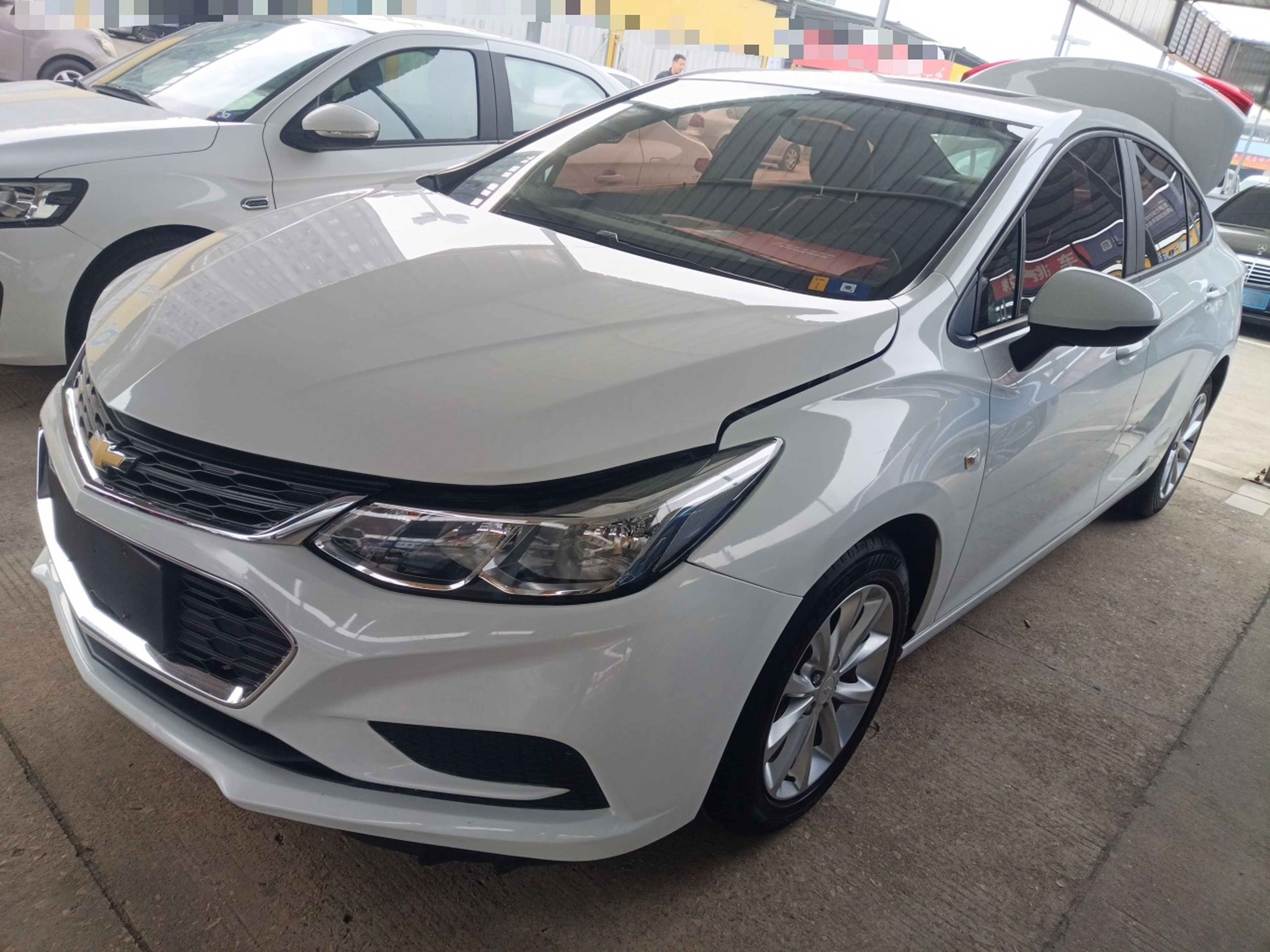 تحت مقدمة السيارة