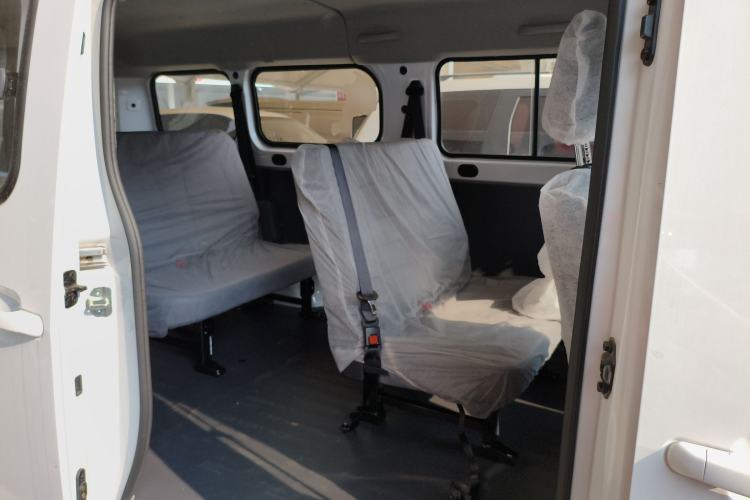 Used Wuling Yangguang 2024 300KM Comfort Version Passenger Van 75kW