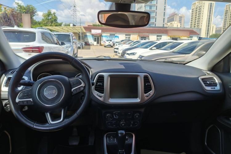 Used  Compass 2017 200T Automatic Family Edition
