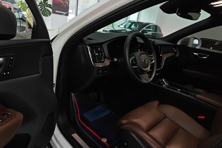 Used Volvo XC60 2022 B5 4x4 Smart Luxury Edition
