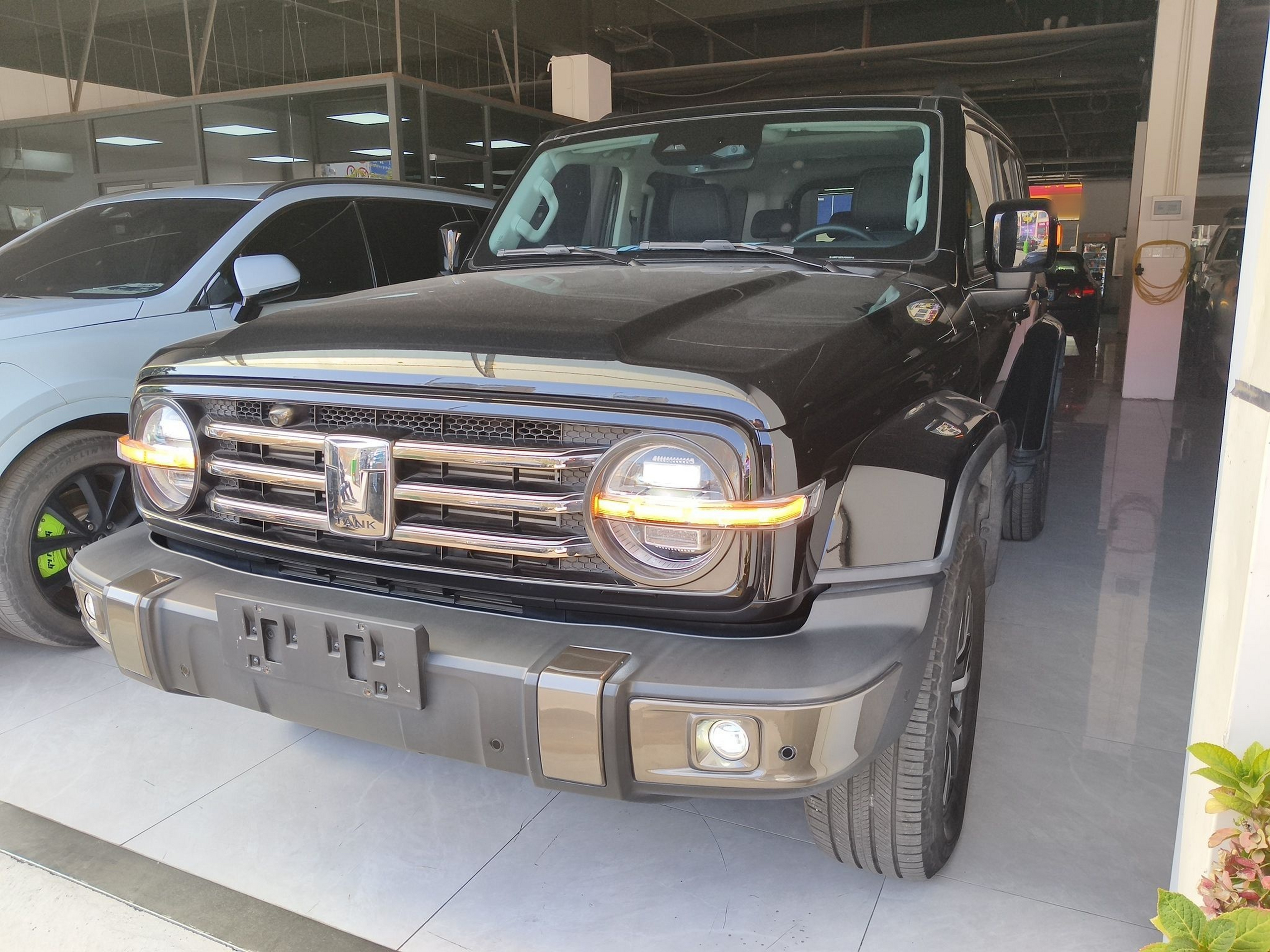 Под передней частью автомобиля