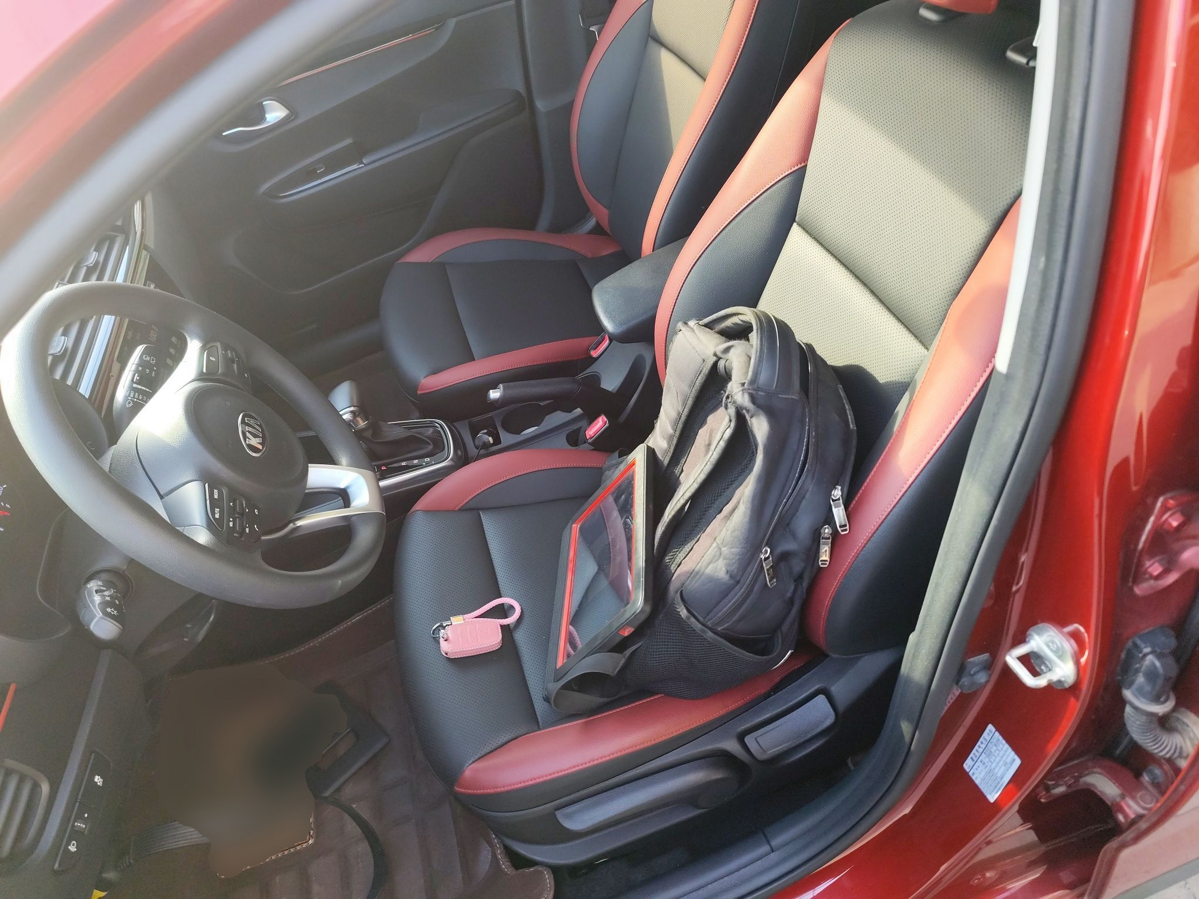 المقاعد الأمامية داخل السيارة