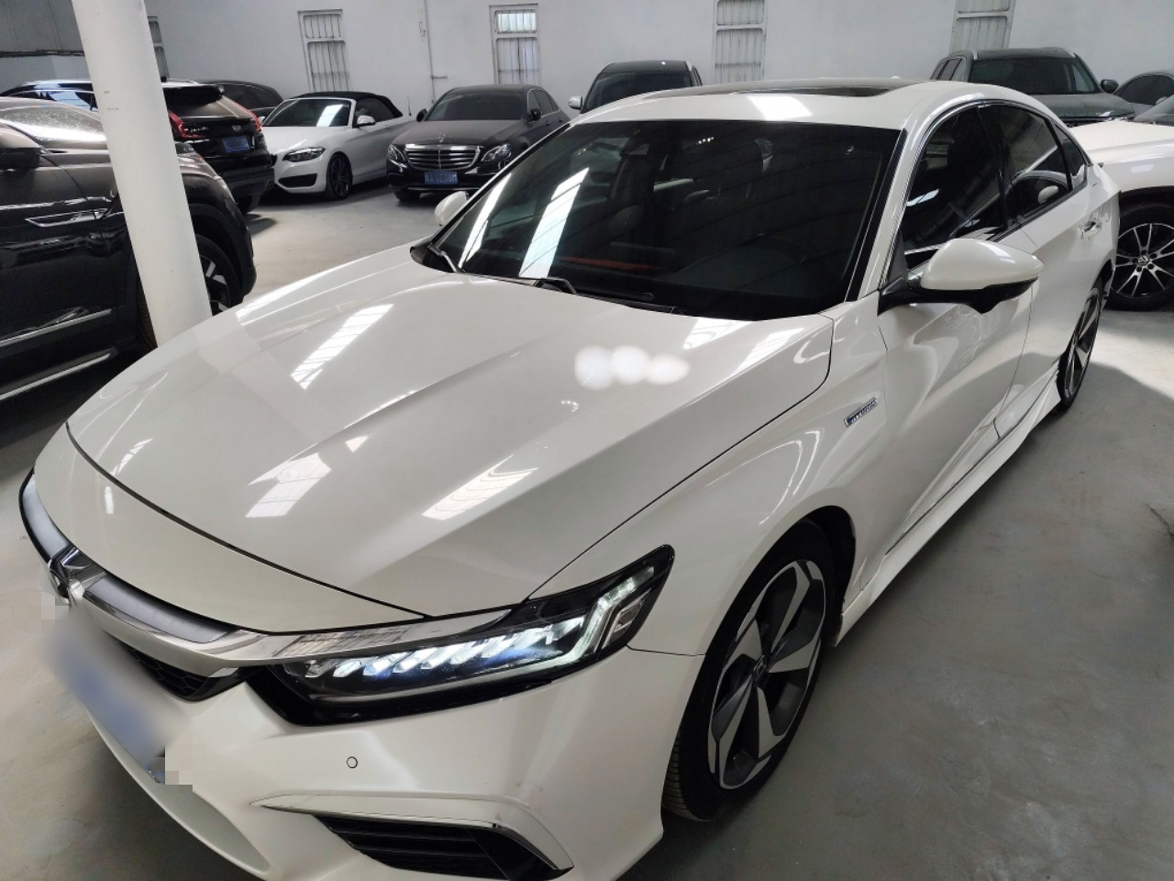 تحت مقدمة السيارة