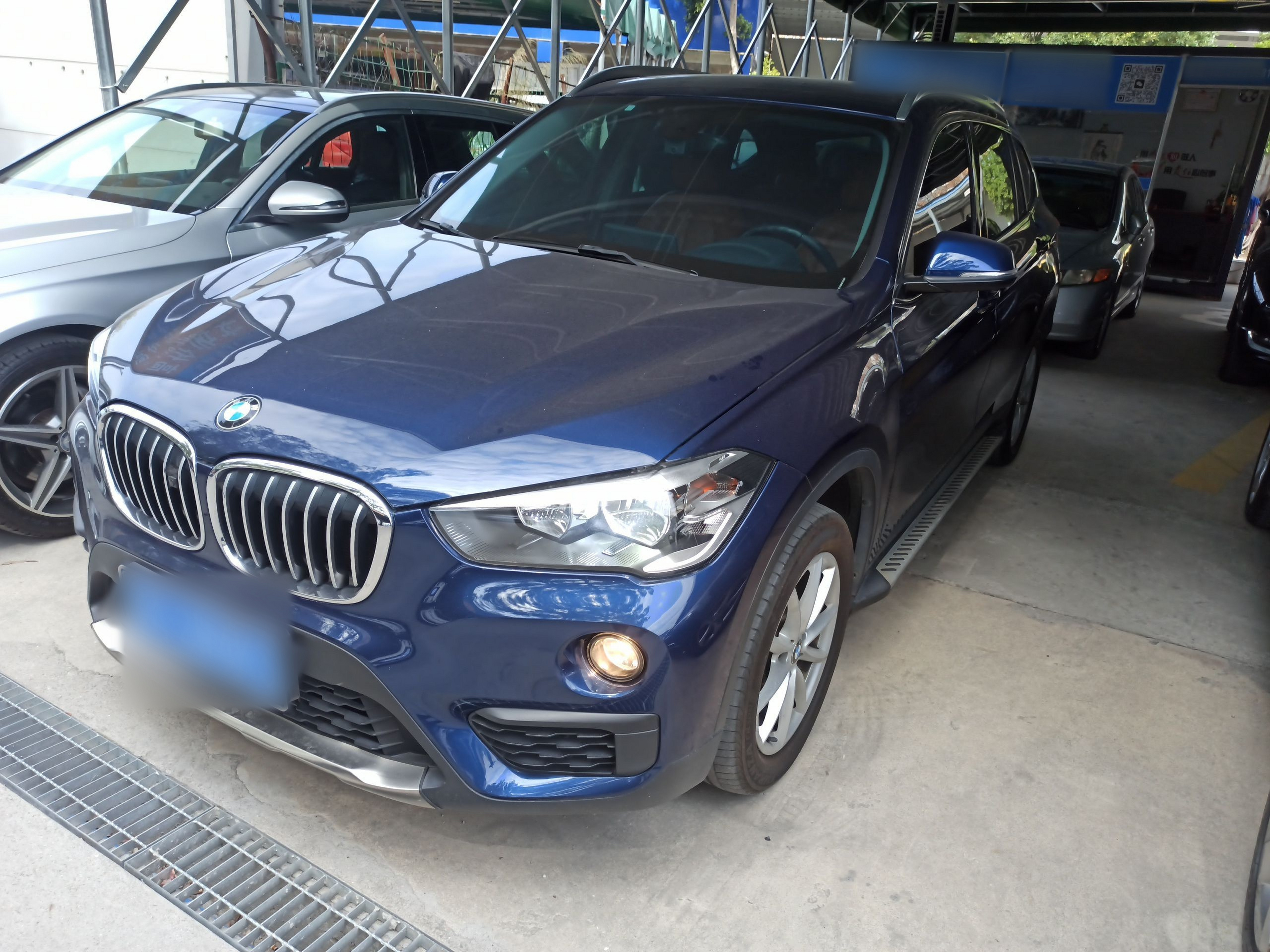 تحت مقدمة السيارة