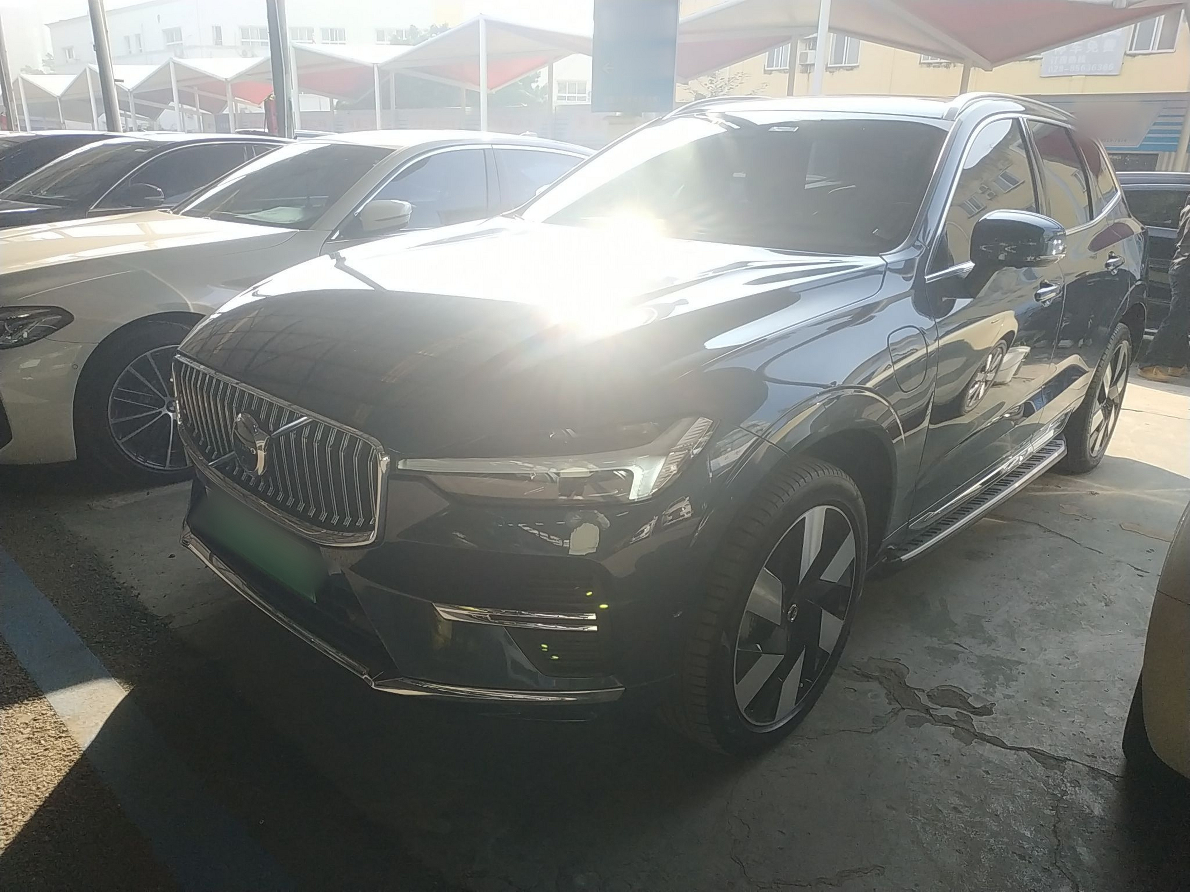 تحت مقدمة السيارة