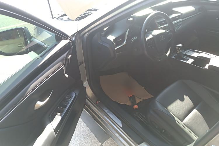 Used Lexus ES 2020 300h Premier Edition
