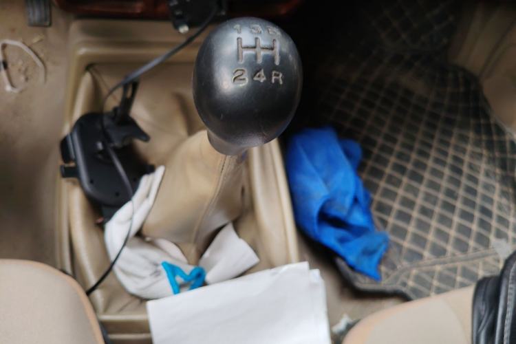 Used Nissan ZN Van 2013 2.4L Two-Wheel Drive Standard Model with 5 Seats
