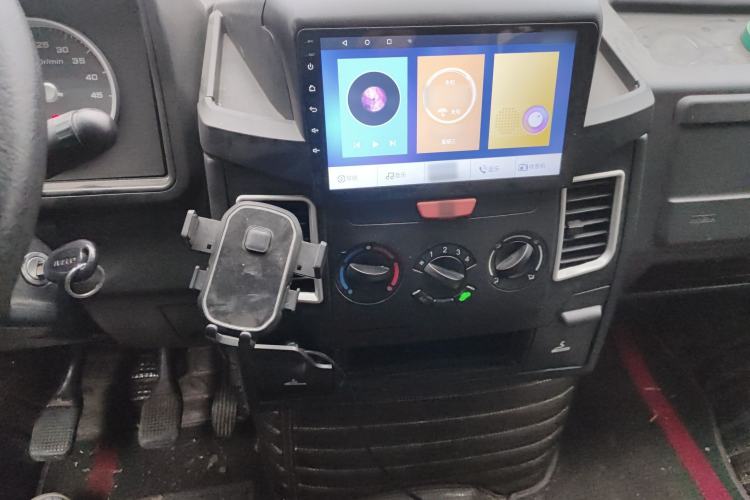 Used Iveco Daily 2020 2.5T A35 Passenger Van with Dual Tires Mid-Roof Design 5-9 Seater Side-Sliding Door China V Emission Standard
