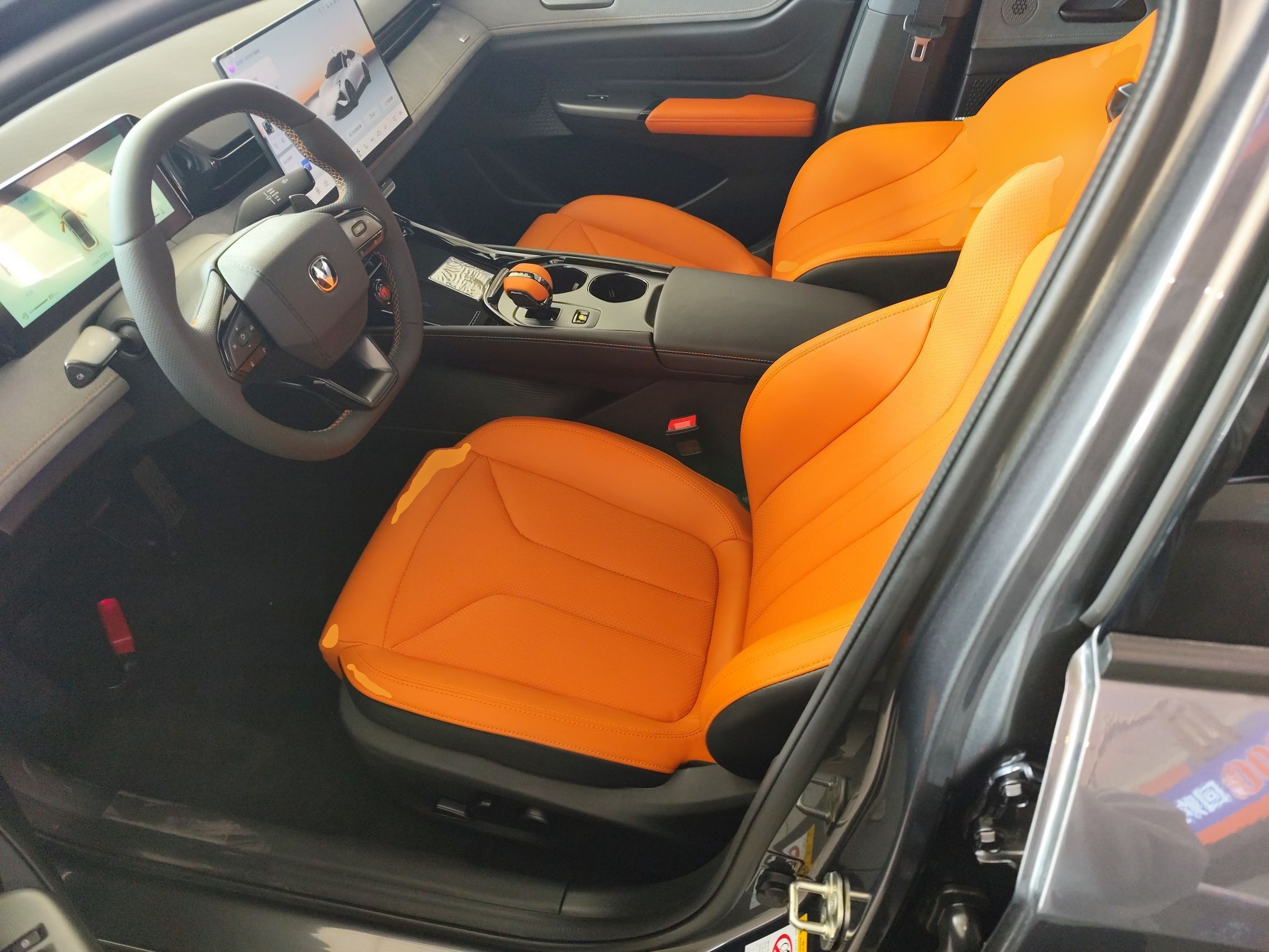 المقاعد الأمامية داخل السيارة