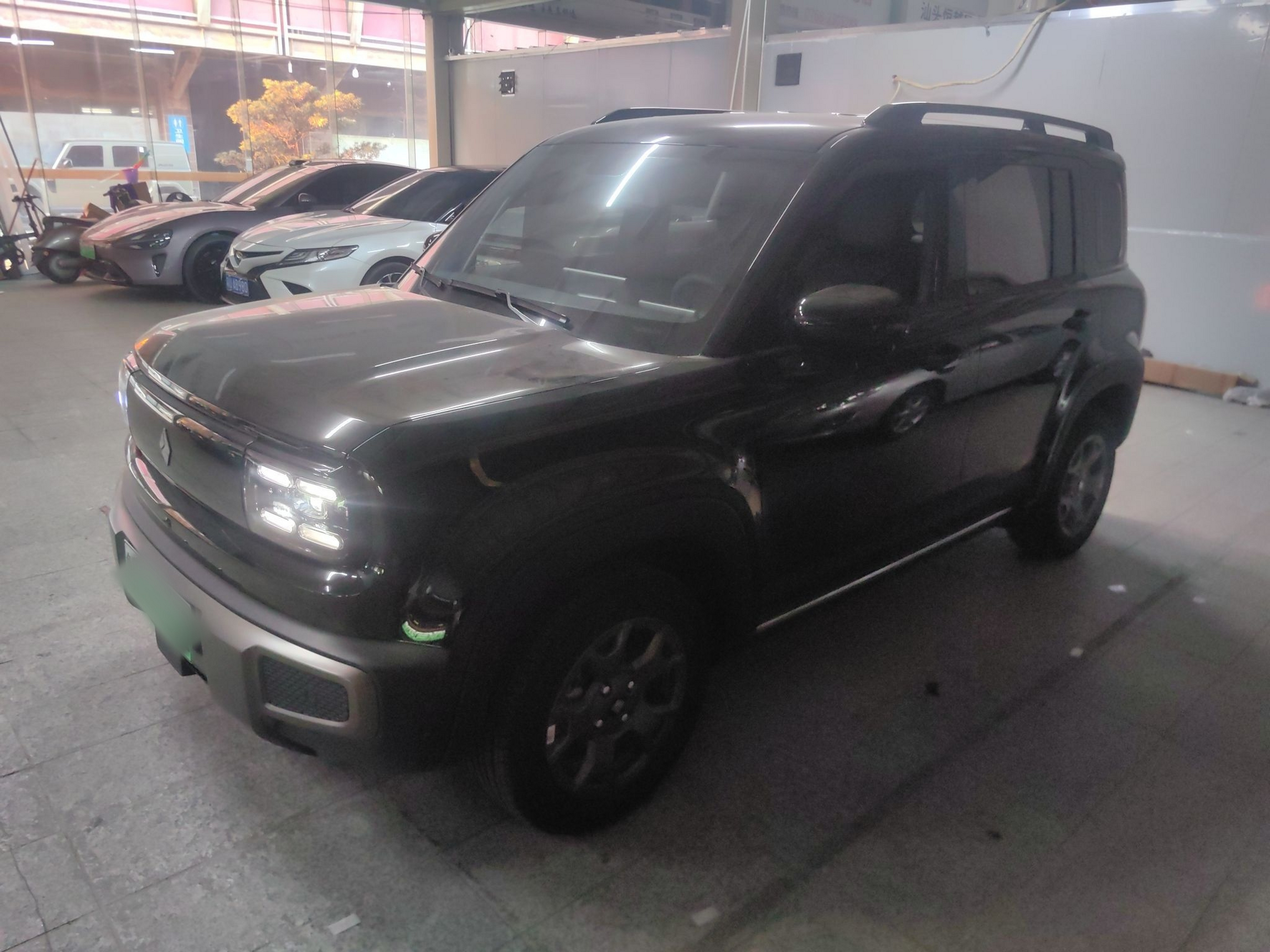 Под передней частью автомобиля