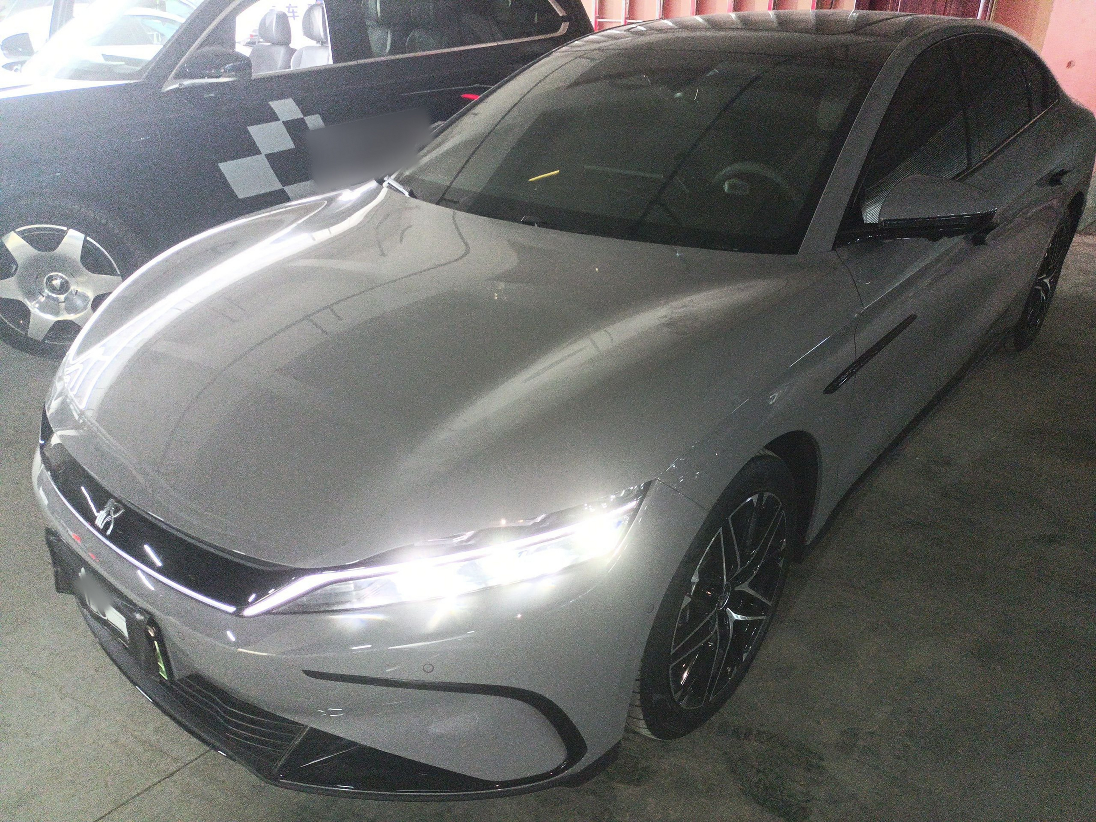 تحت مقدمة السيارة