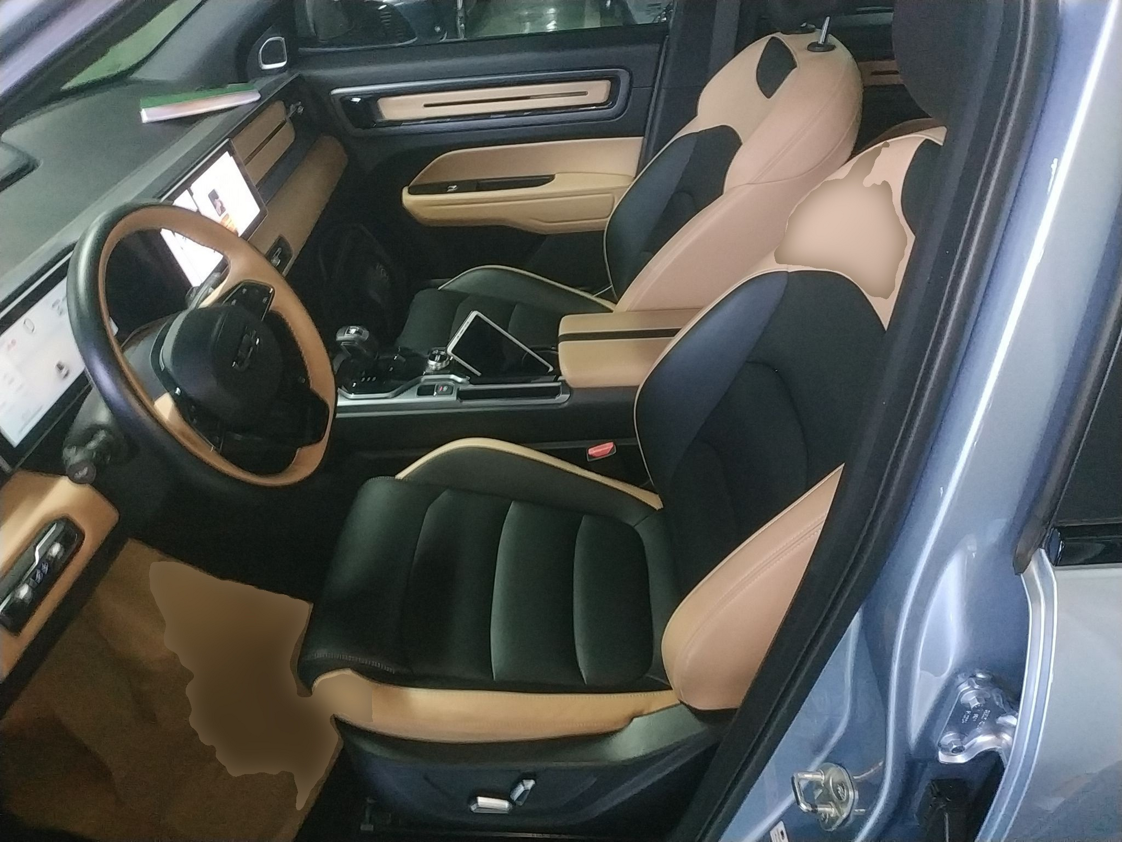 المقاعد الأمامية داخل السيارة