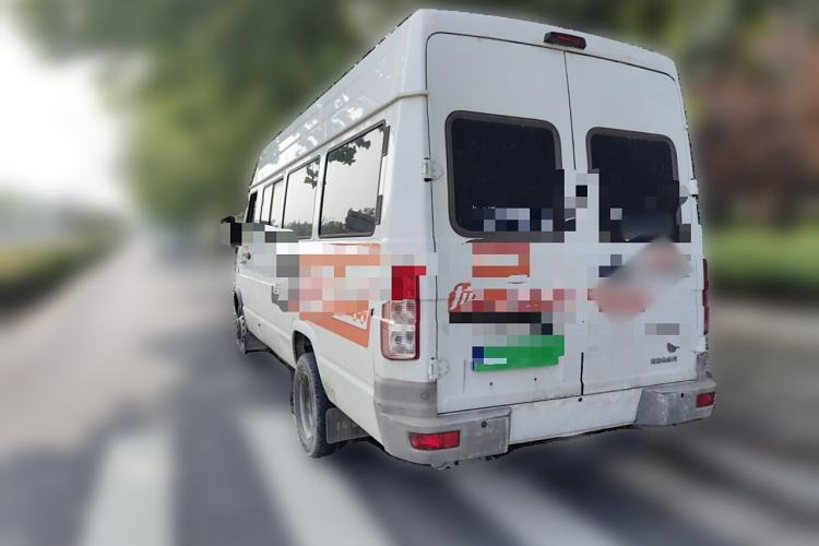 Used Iveco Daily 2021 2.5T A40 M1 Passenger Van 5-9 Seats Long Wheelbase Mid-Roof Design Dual Tires Manual Doors
