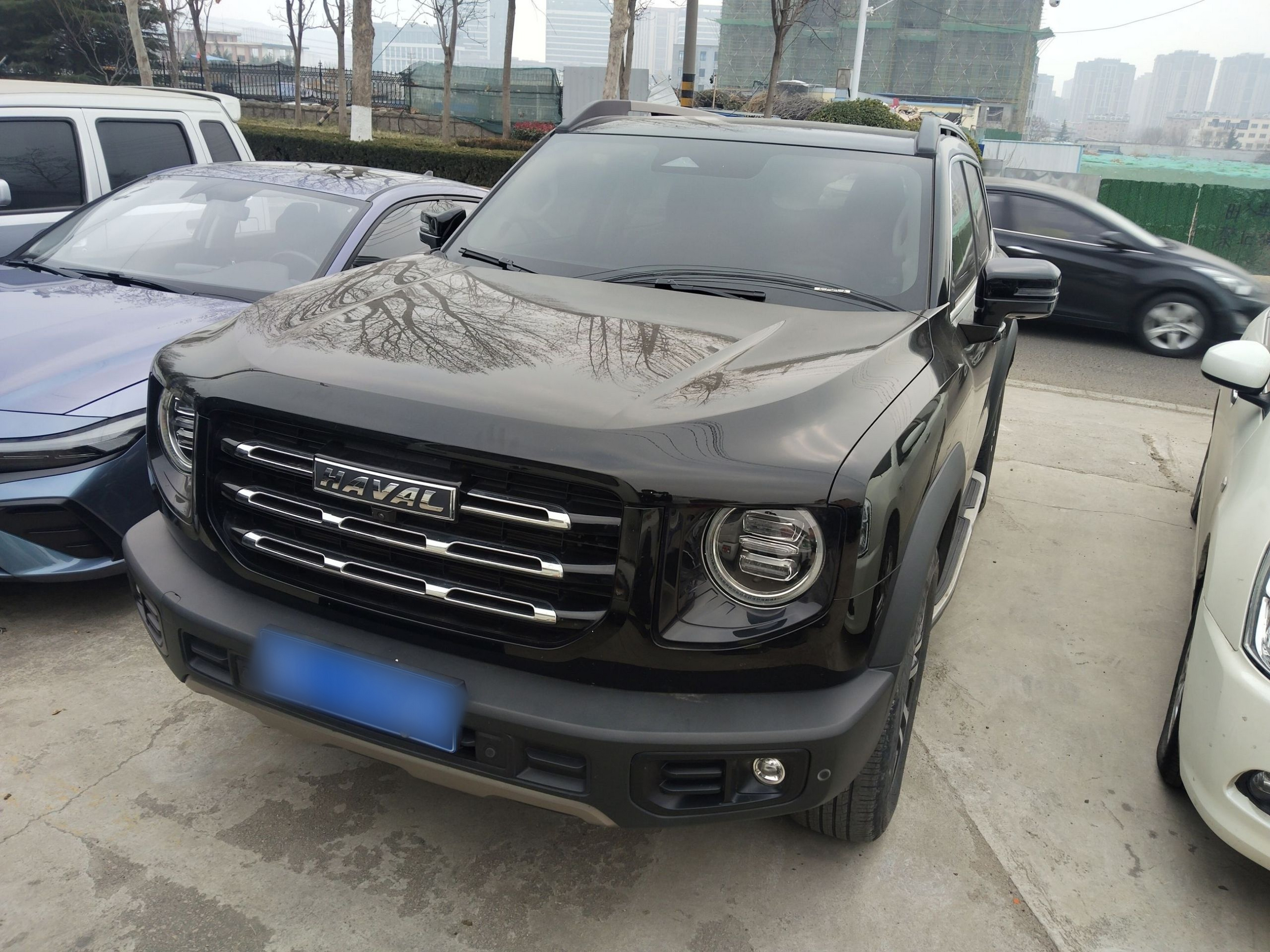 Под передней частью автомобиля