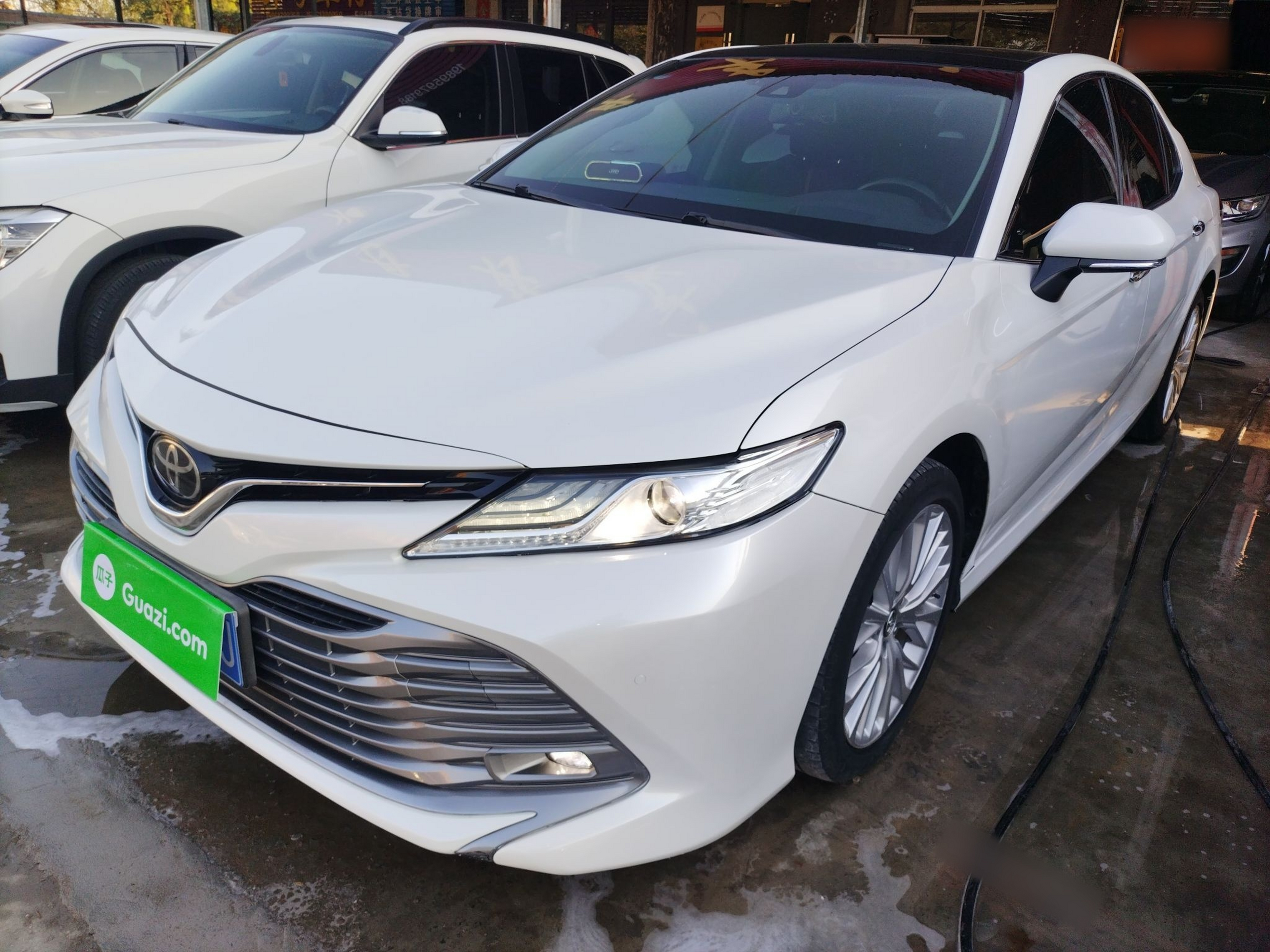 Под передней частью автомобиля