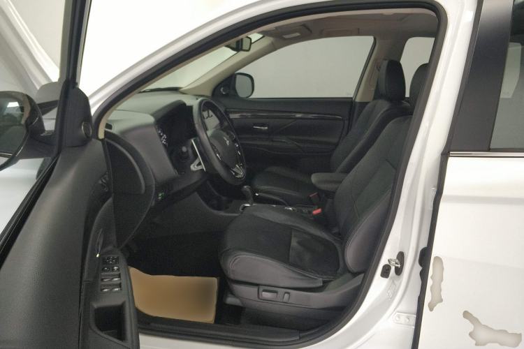 Used Mitsubishi Outlander 2016 2.4L 4x4 Luxury Edition 7-Seater
