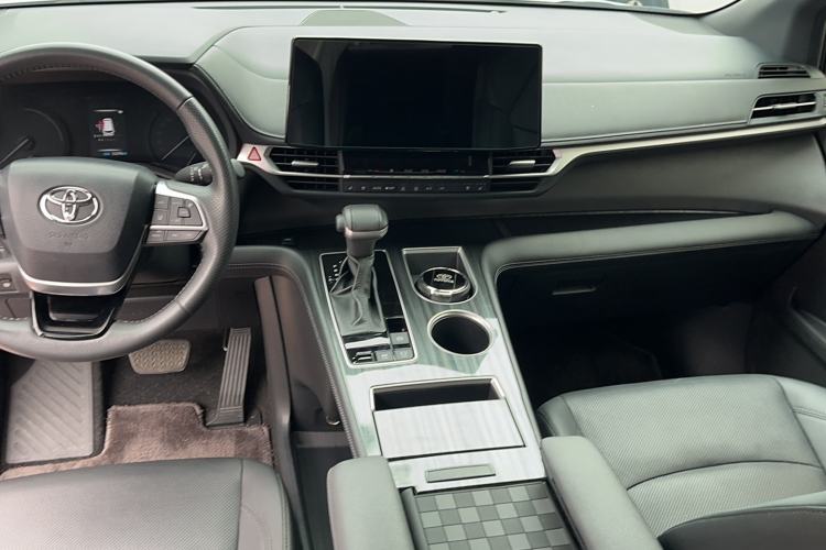 Used Toyota Sienna 2023 2.5L Hybrid Deluxe Edition
