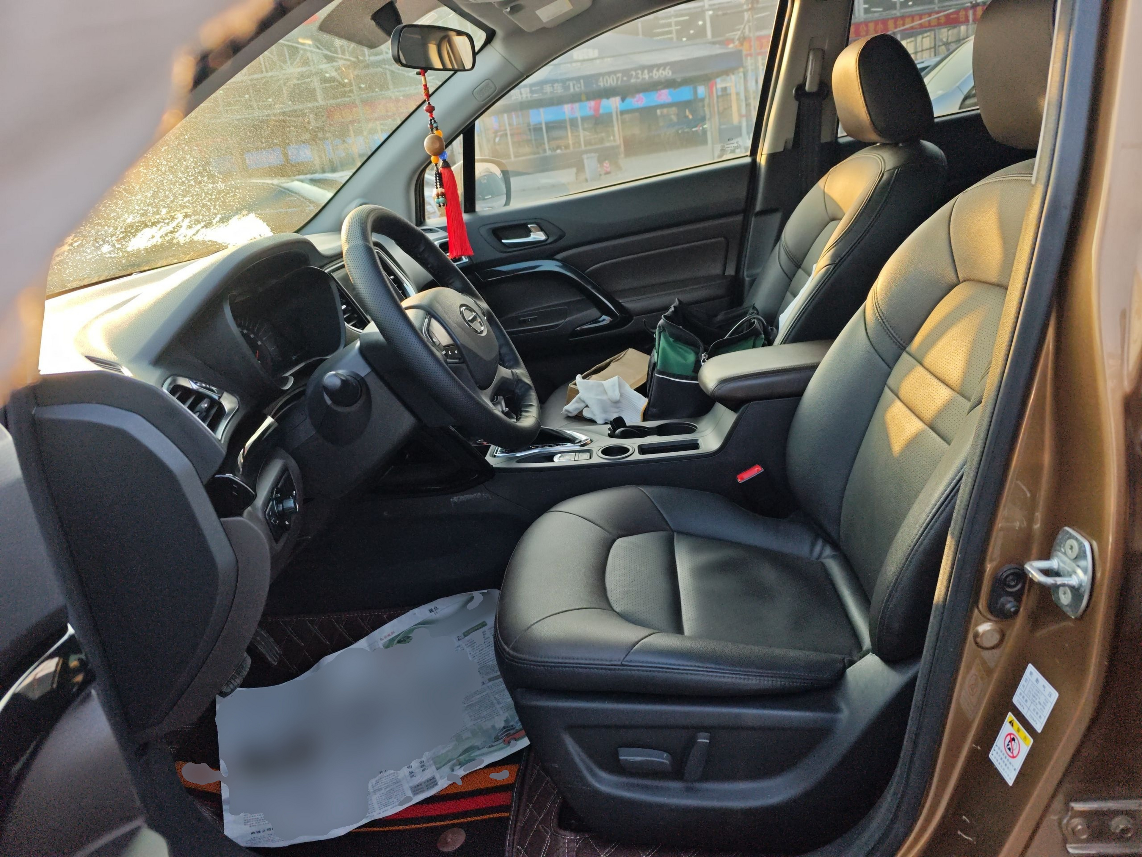 المقاعد الأمامية داخل السيارة