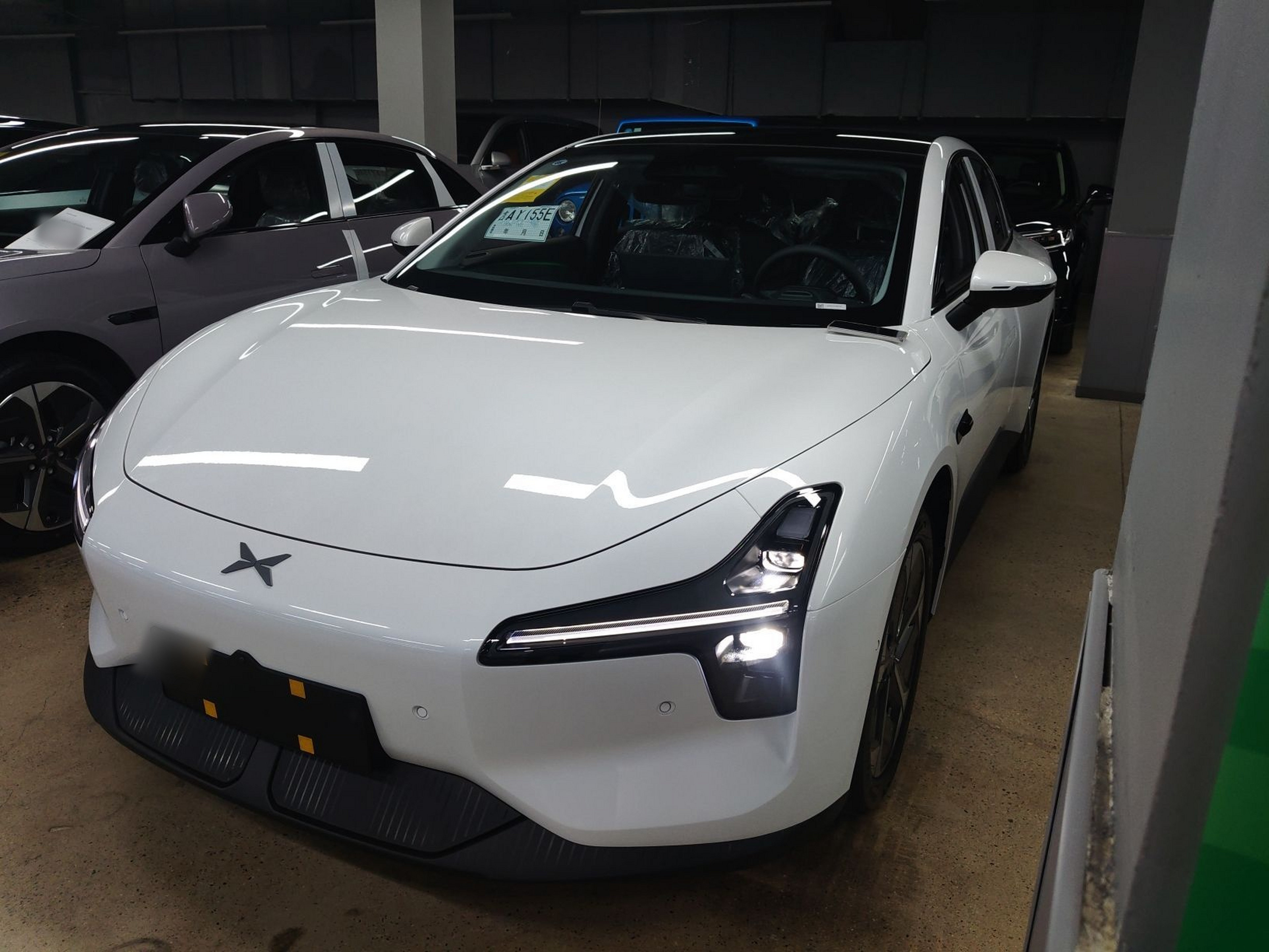 تحت مقدمة السيارة