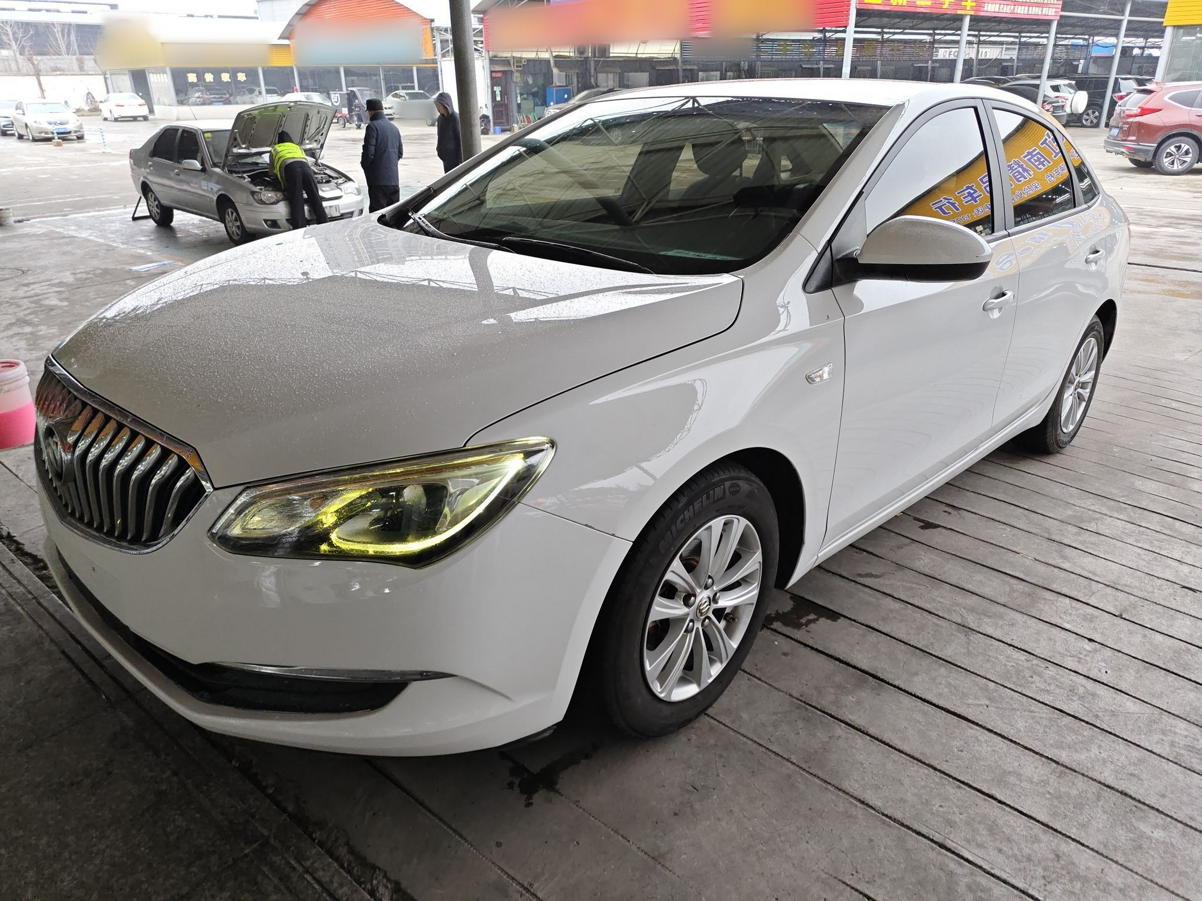 تحت مقدمة السيارة