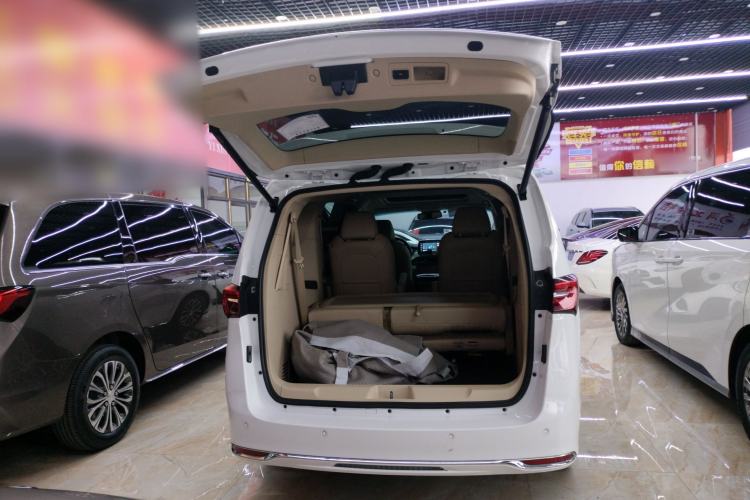 Used Buick GL8 2023 Facelifted Land Cruiser Executive Luxury Version
